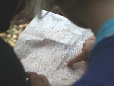 deux personnes regardent une carte