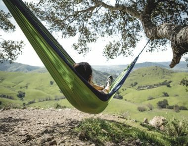 une femme dans un hamac l'été
