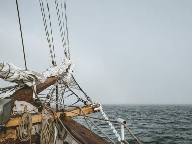 l'avant d'un vieux voilier en bois