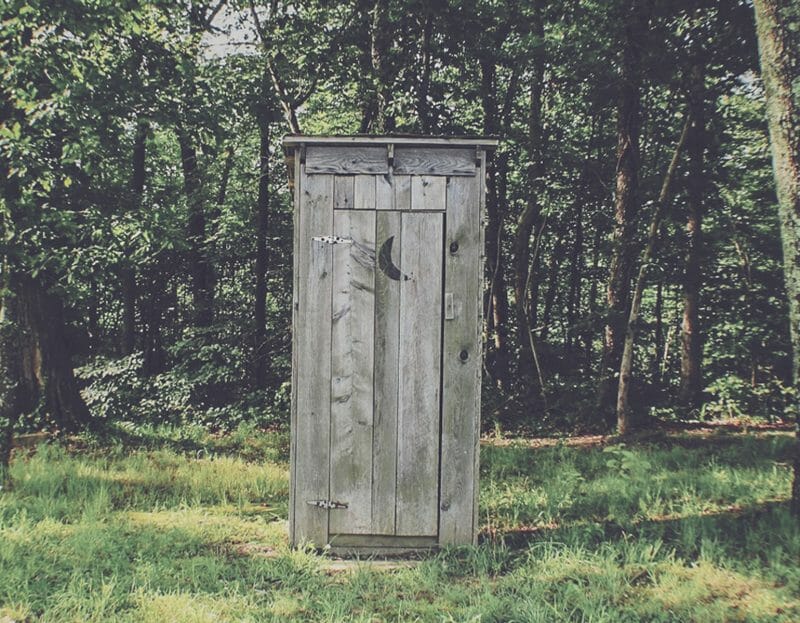 des toilettes en bois dans la forêt