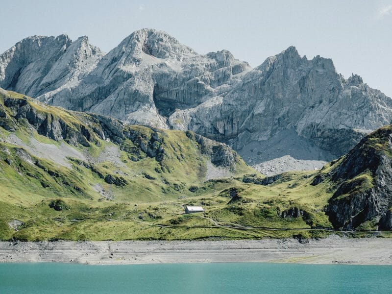 un lac au pied de montagnes dans les Alpes