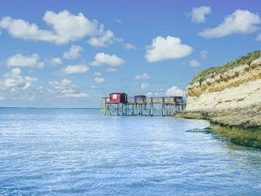 une maison sur pilotis sur la mer