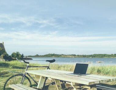 Bureau au bord de la mer avec un vélo