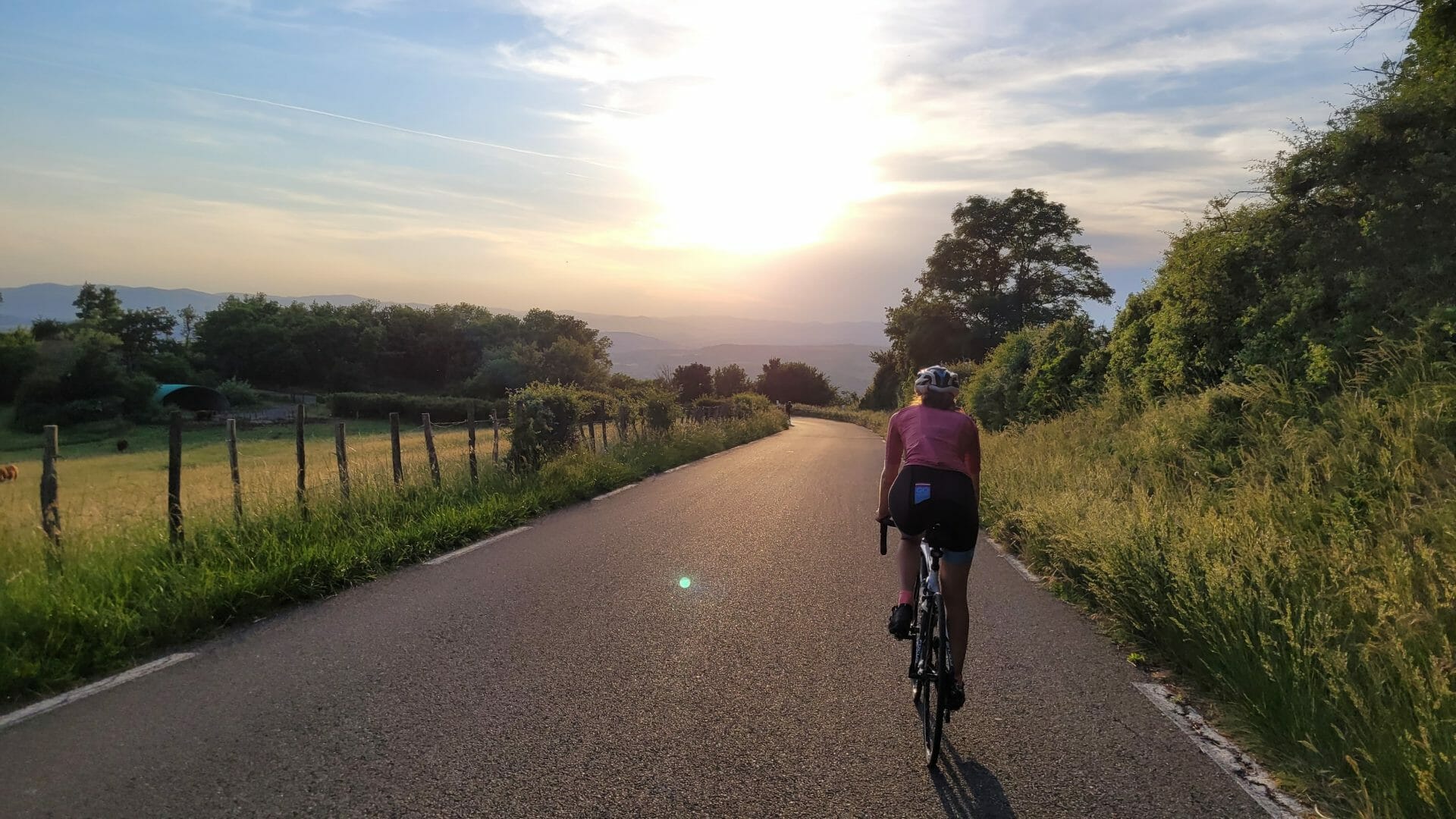 vélo coucher de soleil Lyon les monts d'or
