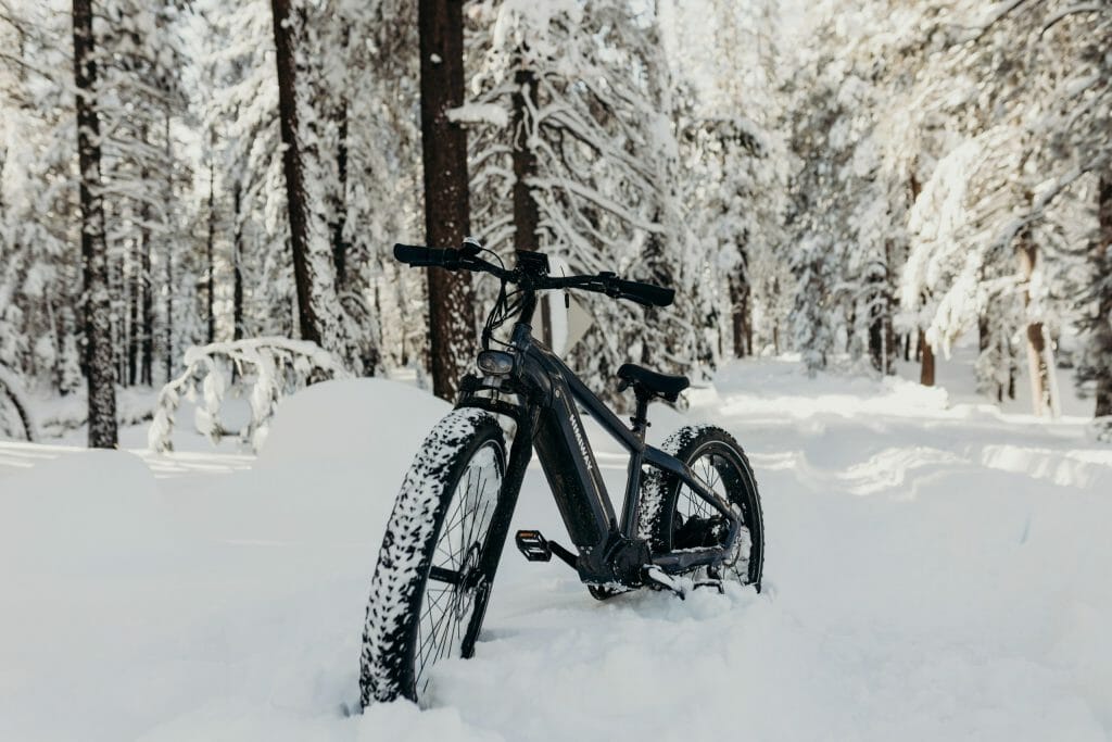 un gros vélo dans la neige