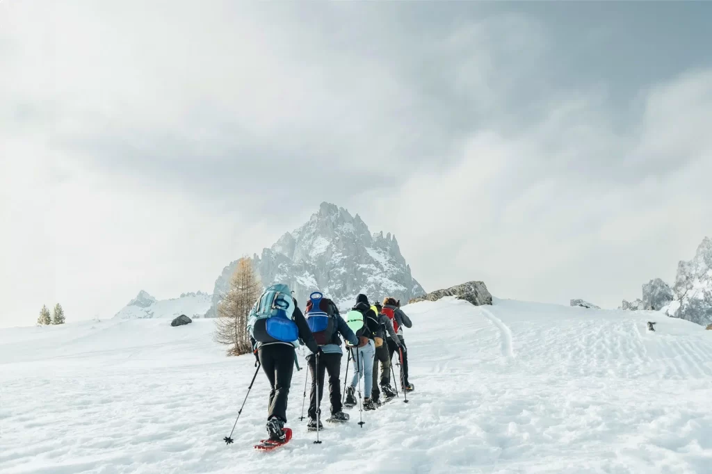 Groupe randonnant en raquettes à neige avec le Club Chilowé