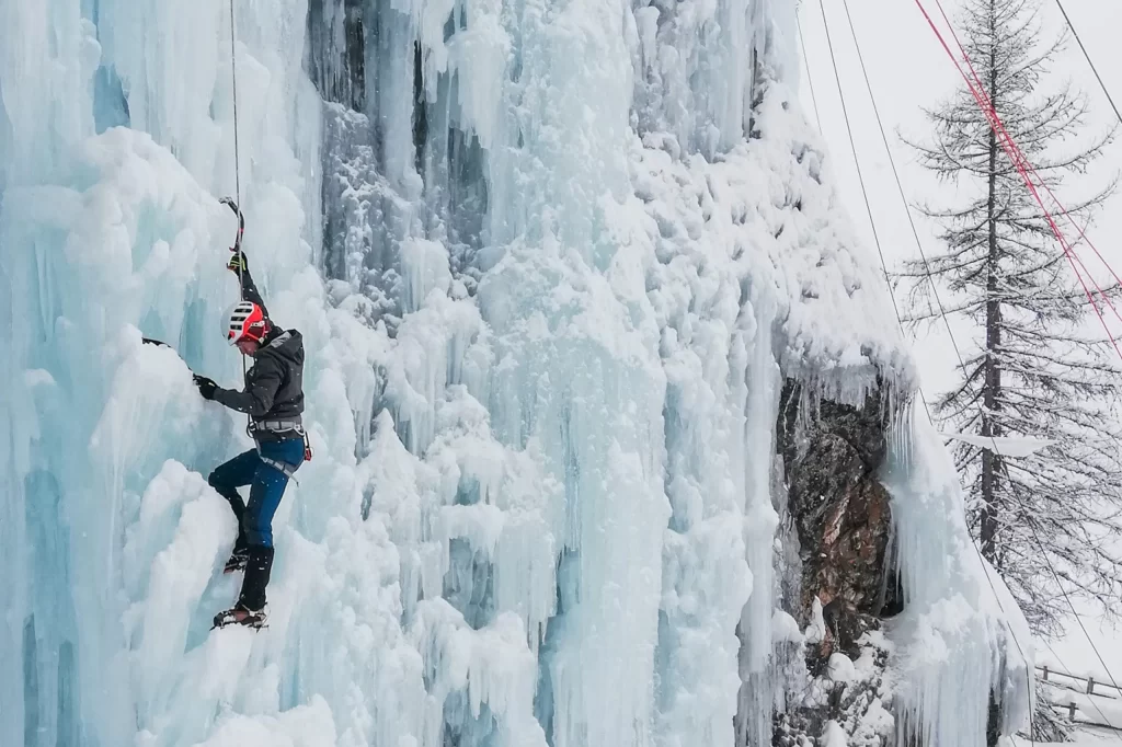 Personne escaladant une cascade de glace en Savoie