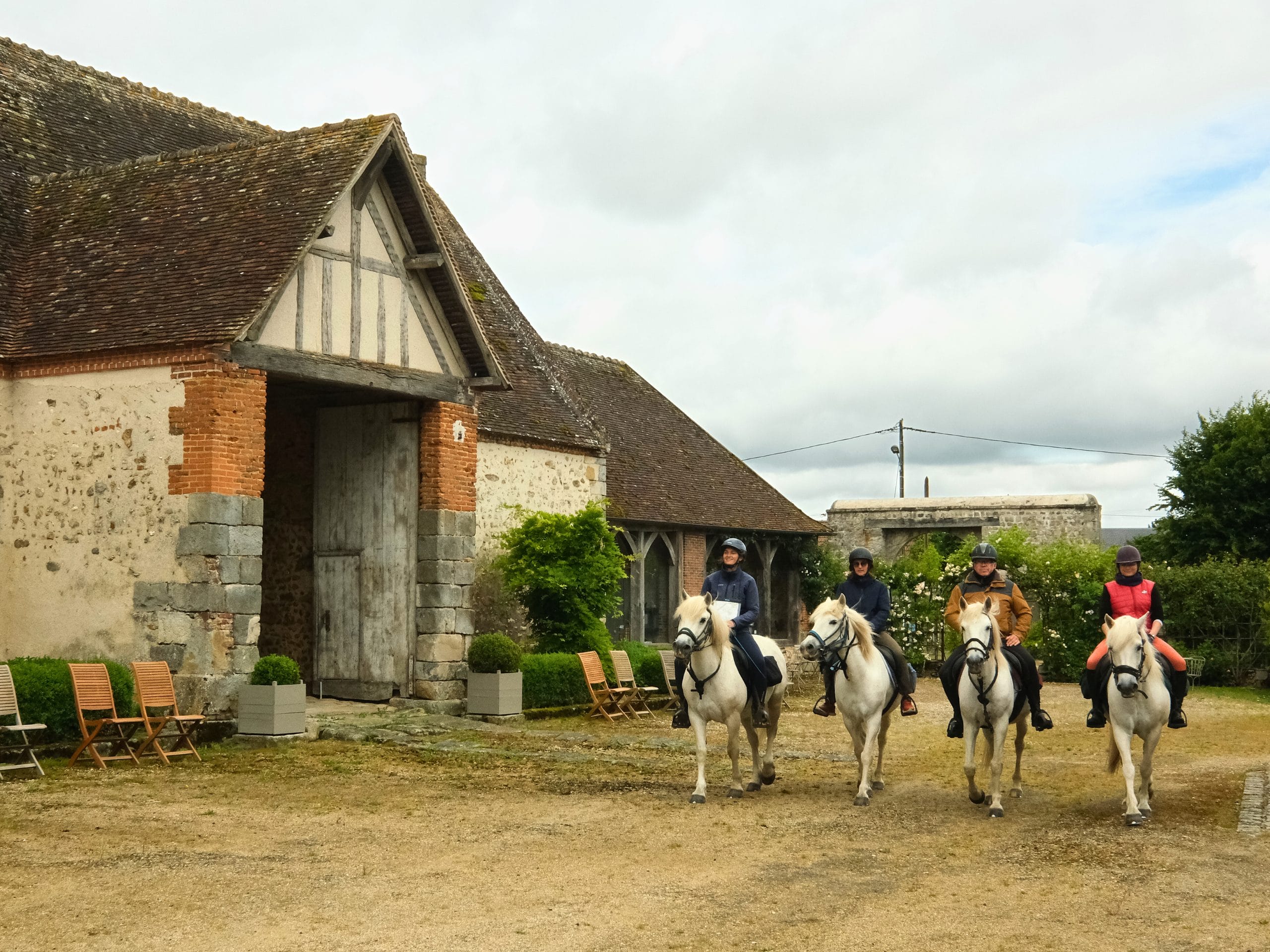 Arrivée à cheval à la ferme