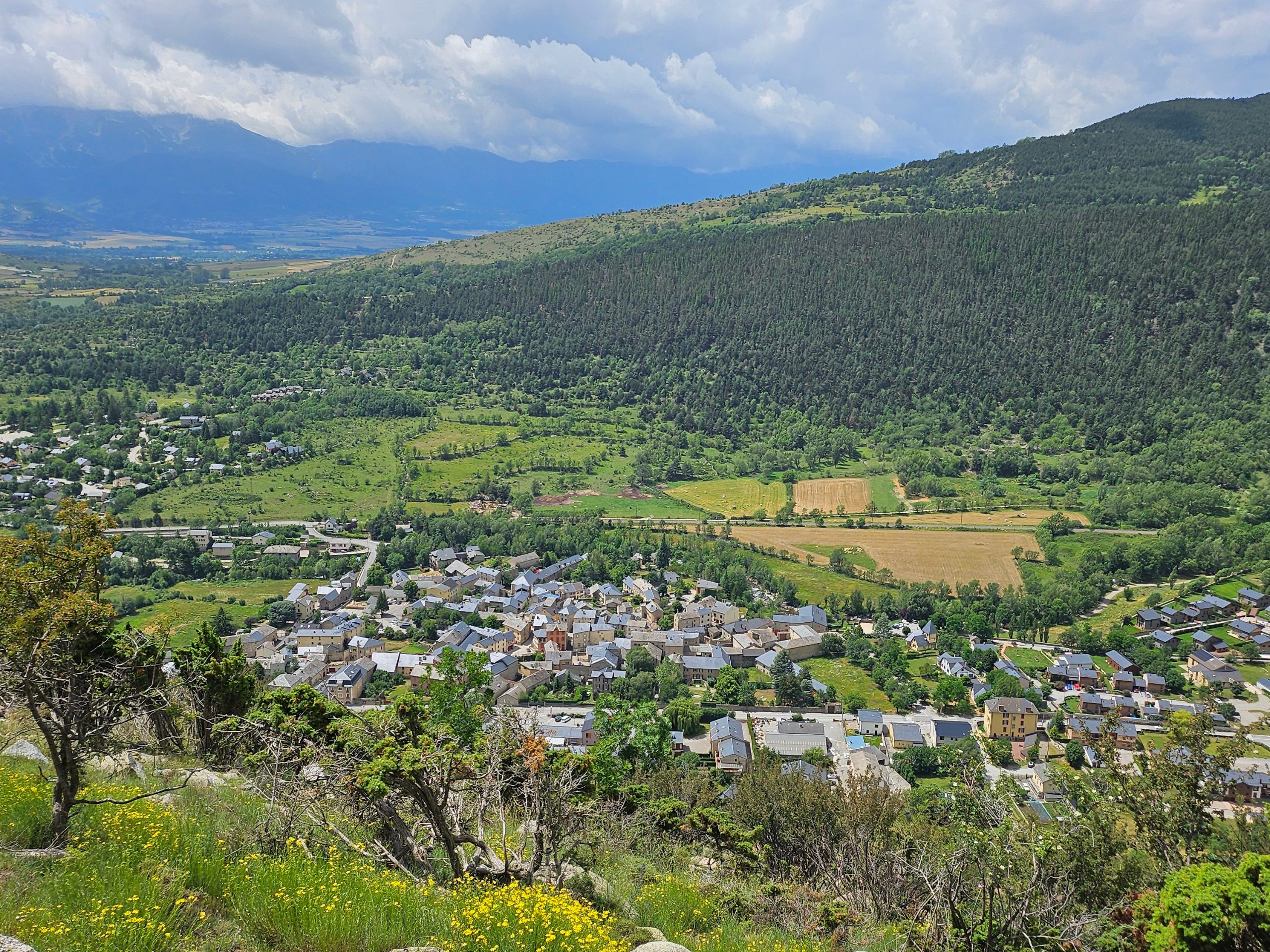 Vue aérienne sur la ville de Latour-de-Carol