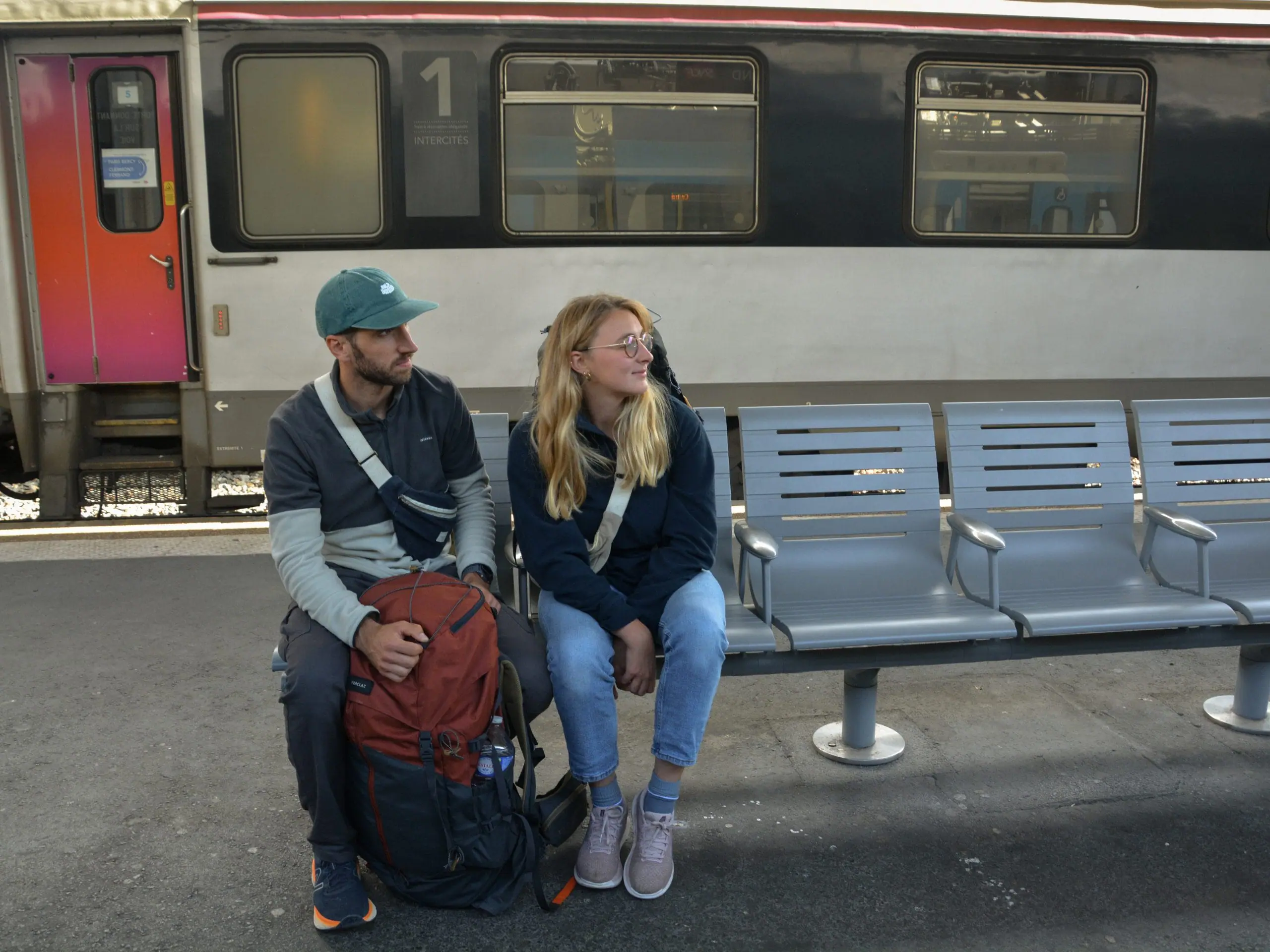 Attendre le train à la gare