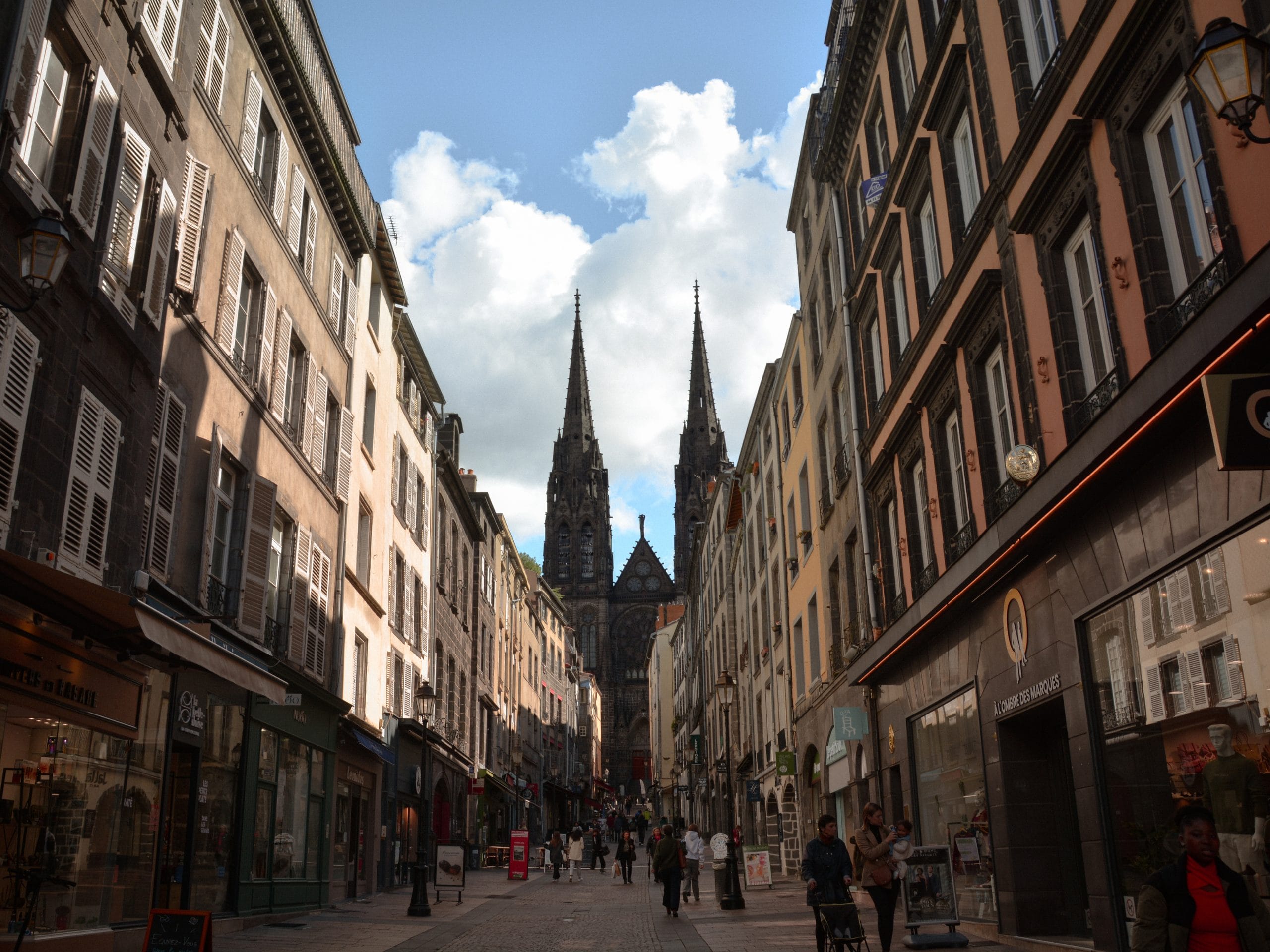 Vue sur la cathédrale de Clermont-Ferrant