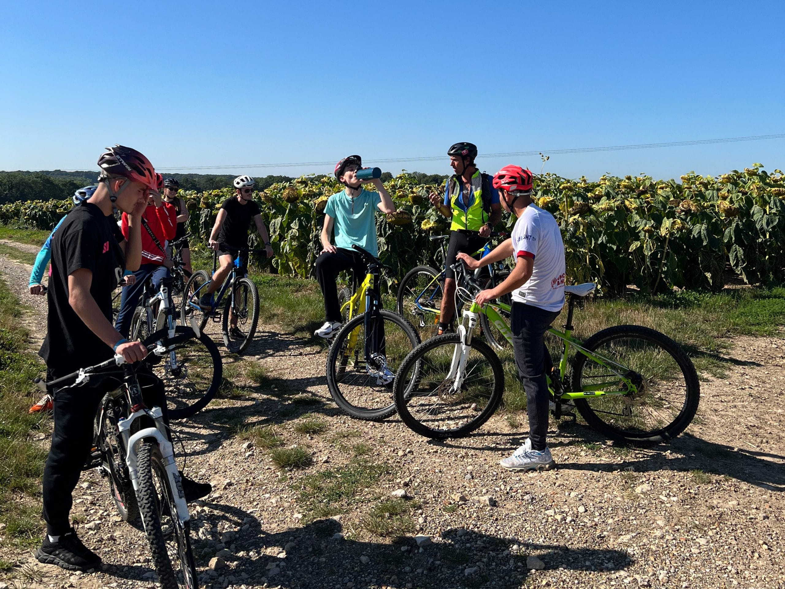 Les jeunes du CAFIC à vélo dans les champs