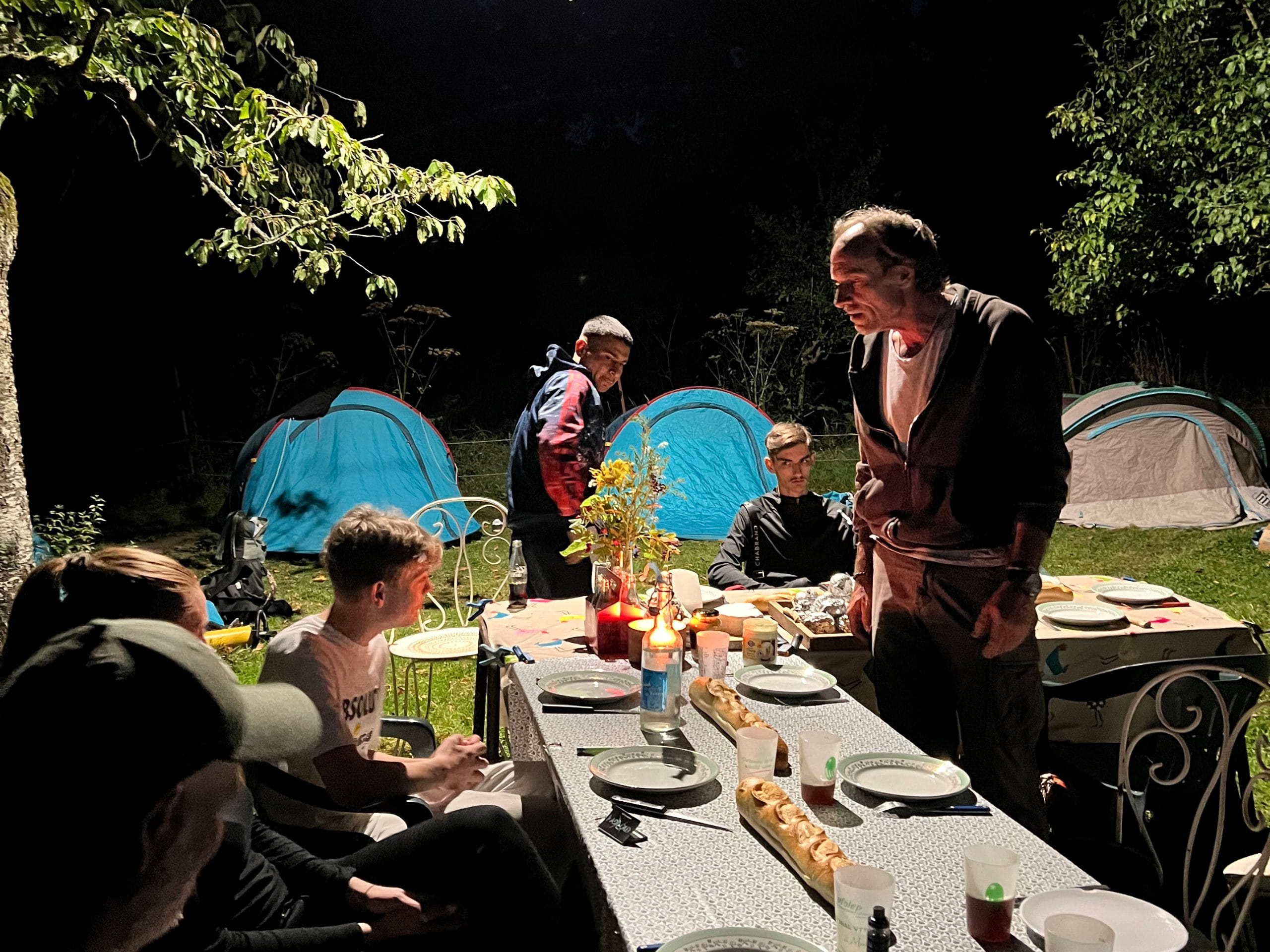 Tout le monde à table avant de bivouaquer