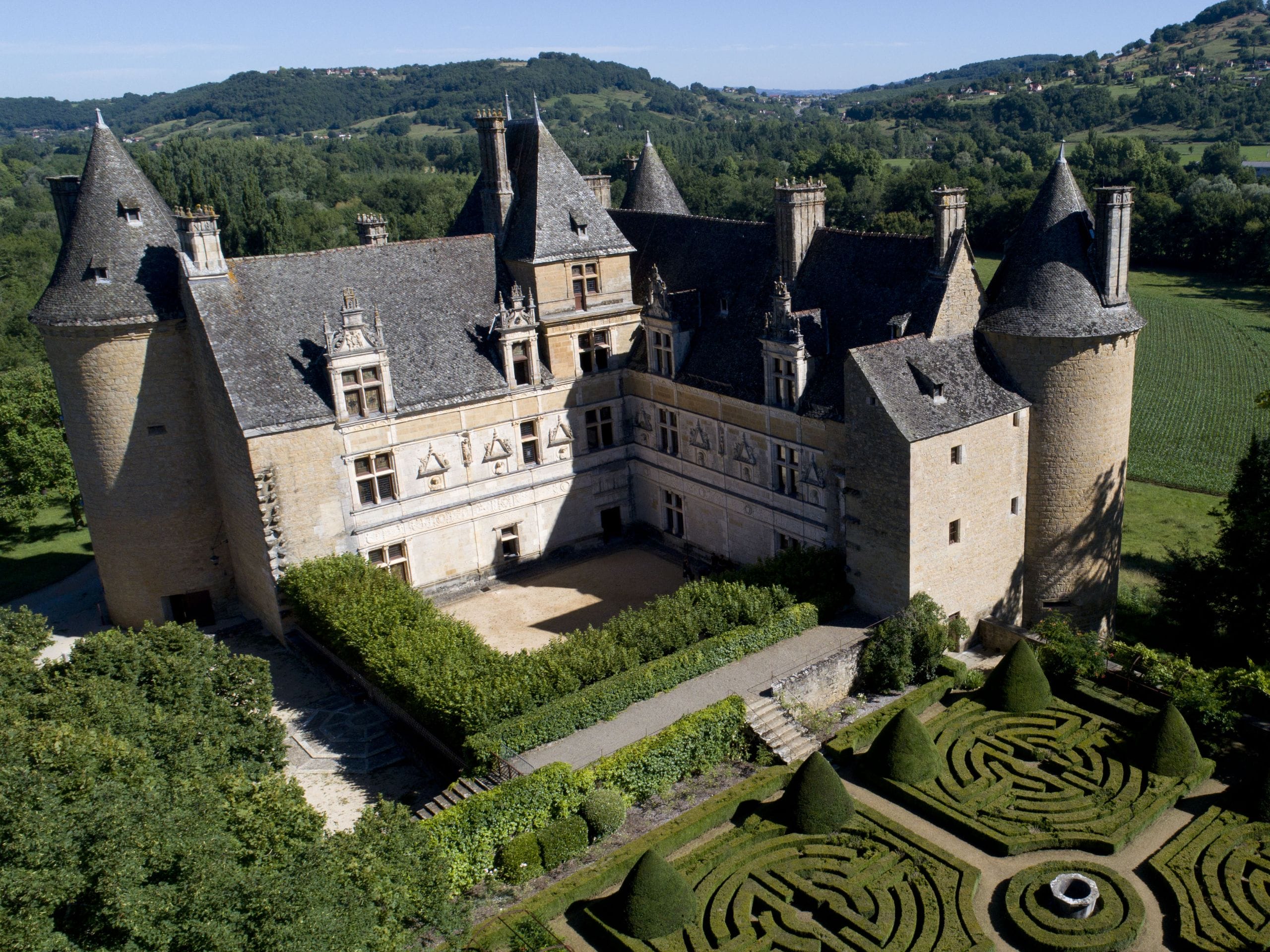 Vue aérienne du Château de Montal avec ses jardins symétriques. 