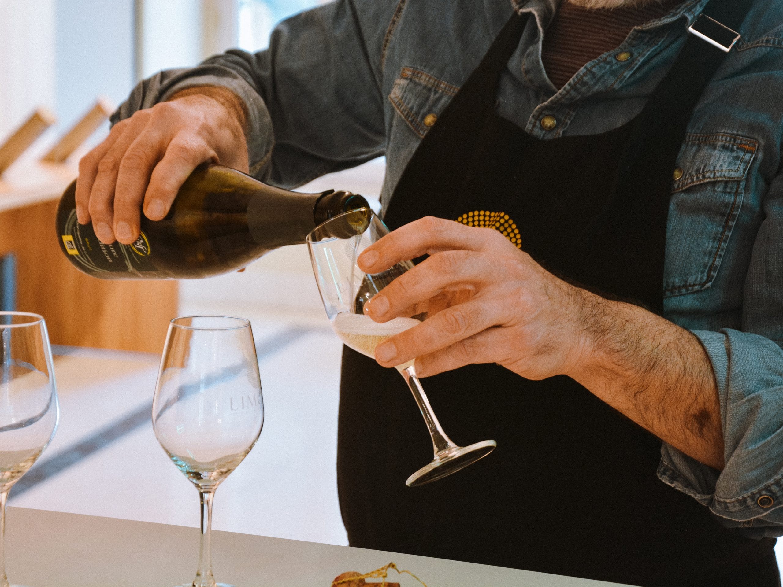 Service des verres pour une dégustation de vins