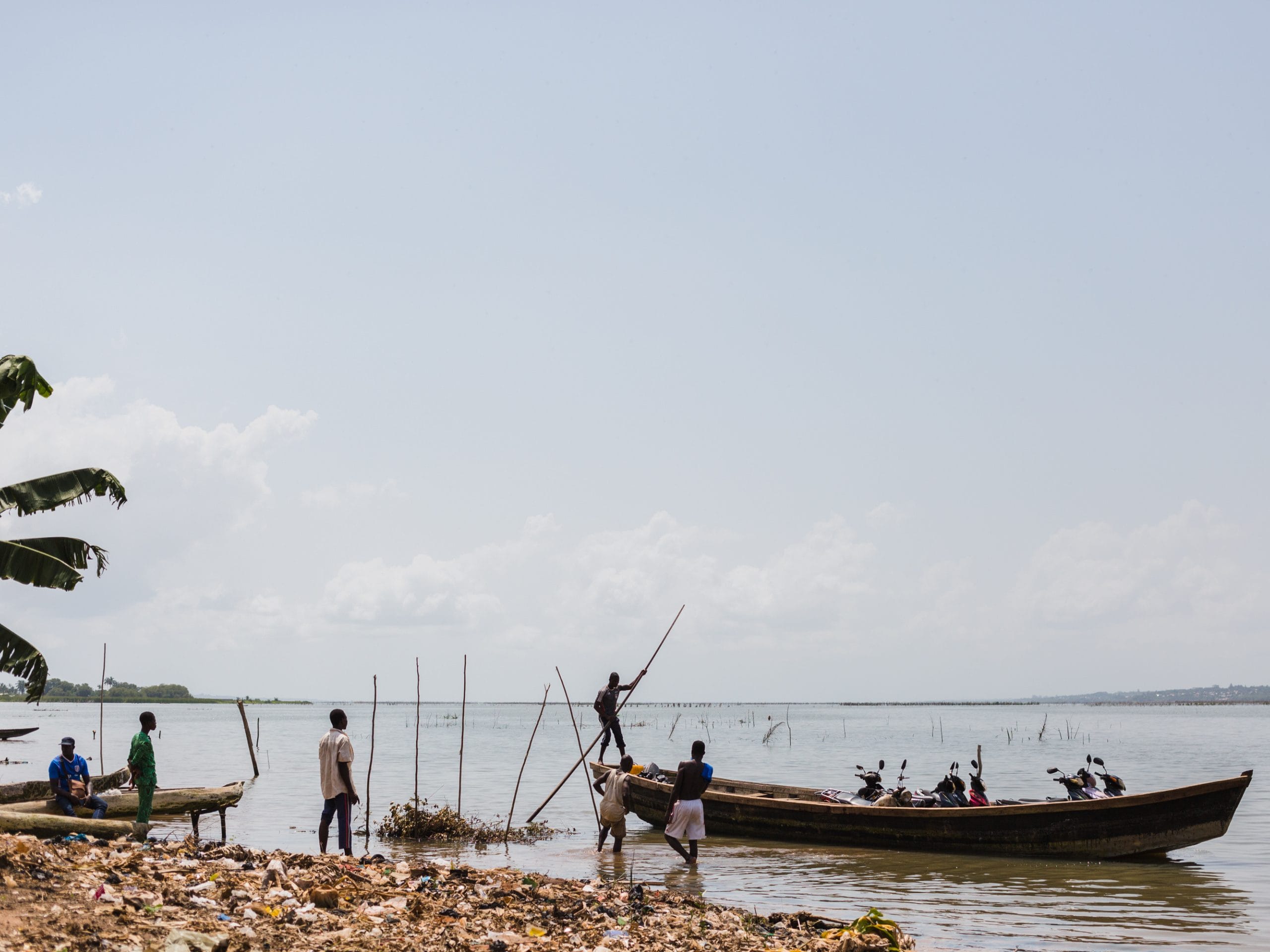 Des pêcheurs béninois chargent leur bateau pour aller en mer