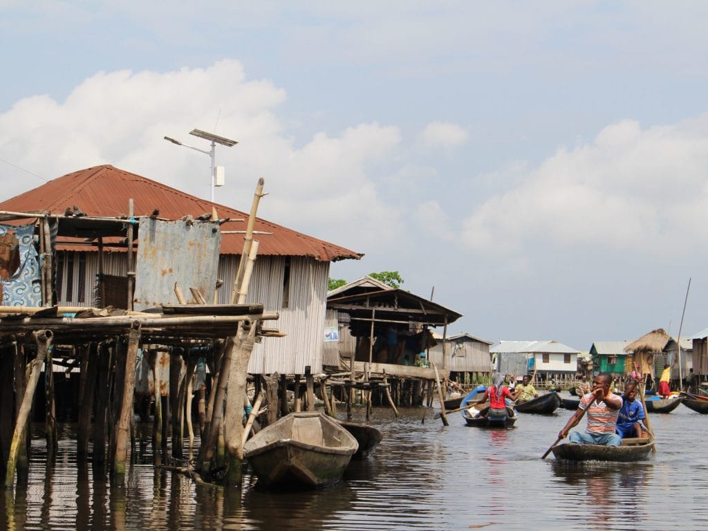 En pirogue le long d'un village du Bénin