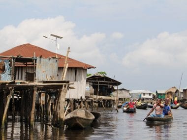 En pirogue le long d'un village du Bénin