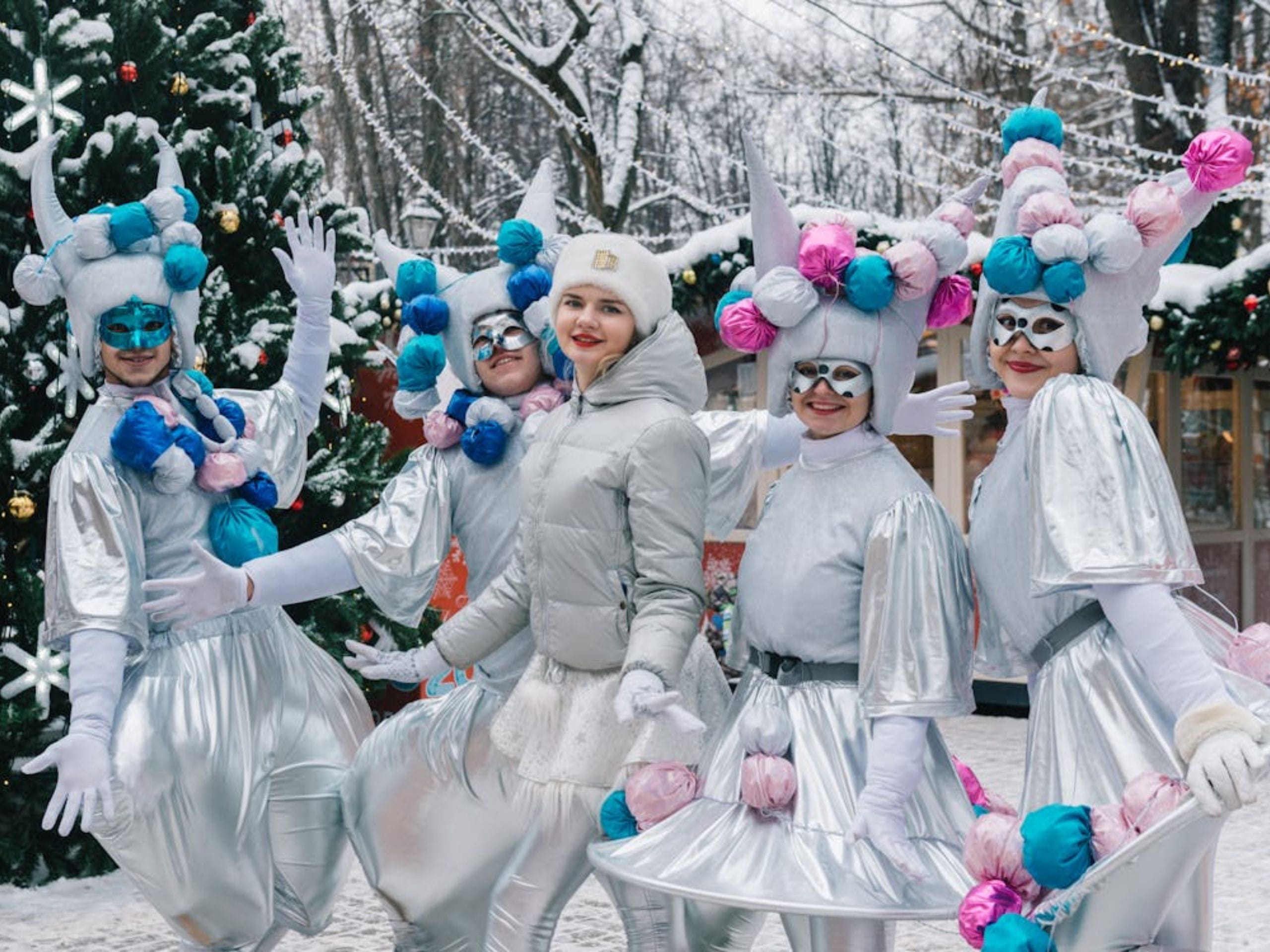 Un groupe de femmes déguisées dans la neige. 