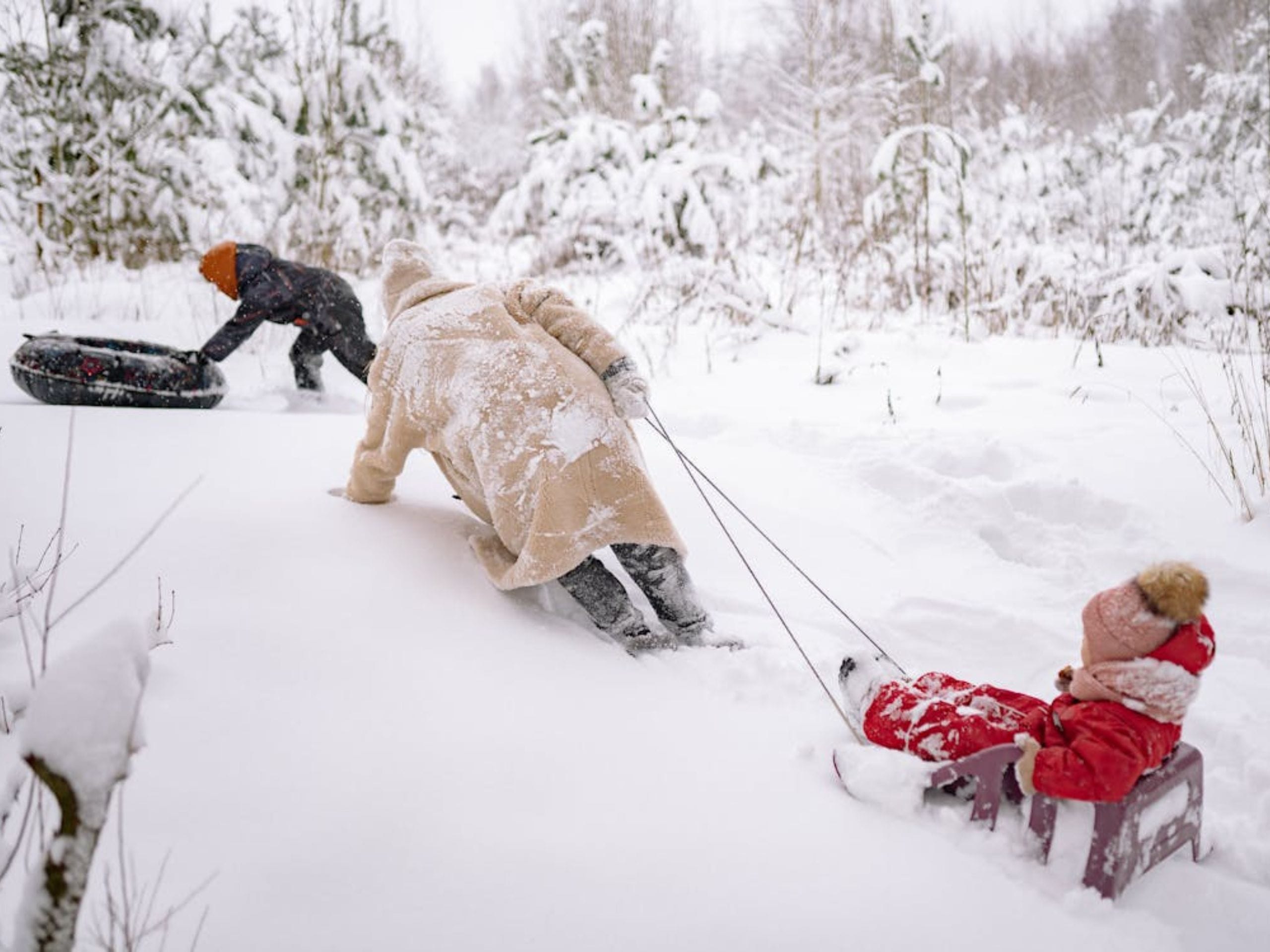 Personnes qui font de la luge en hiver.