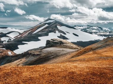 Vue sur une montagne enneigée lors d'un Trek en Islande.