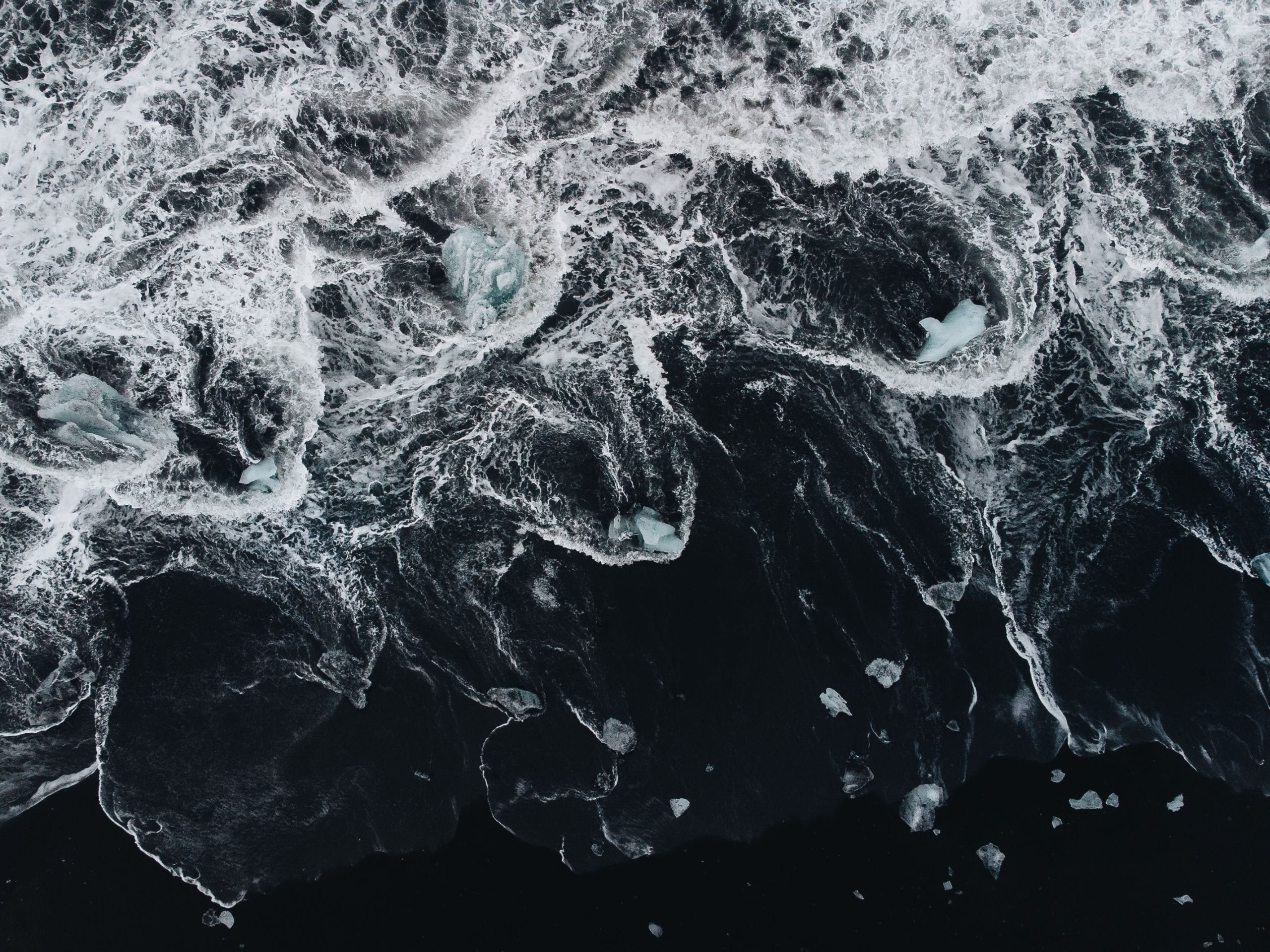 Vue aérienne d'une plage de sable noir en Islande. 