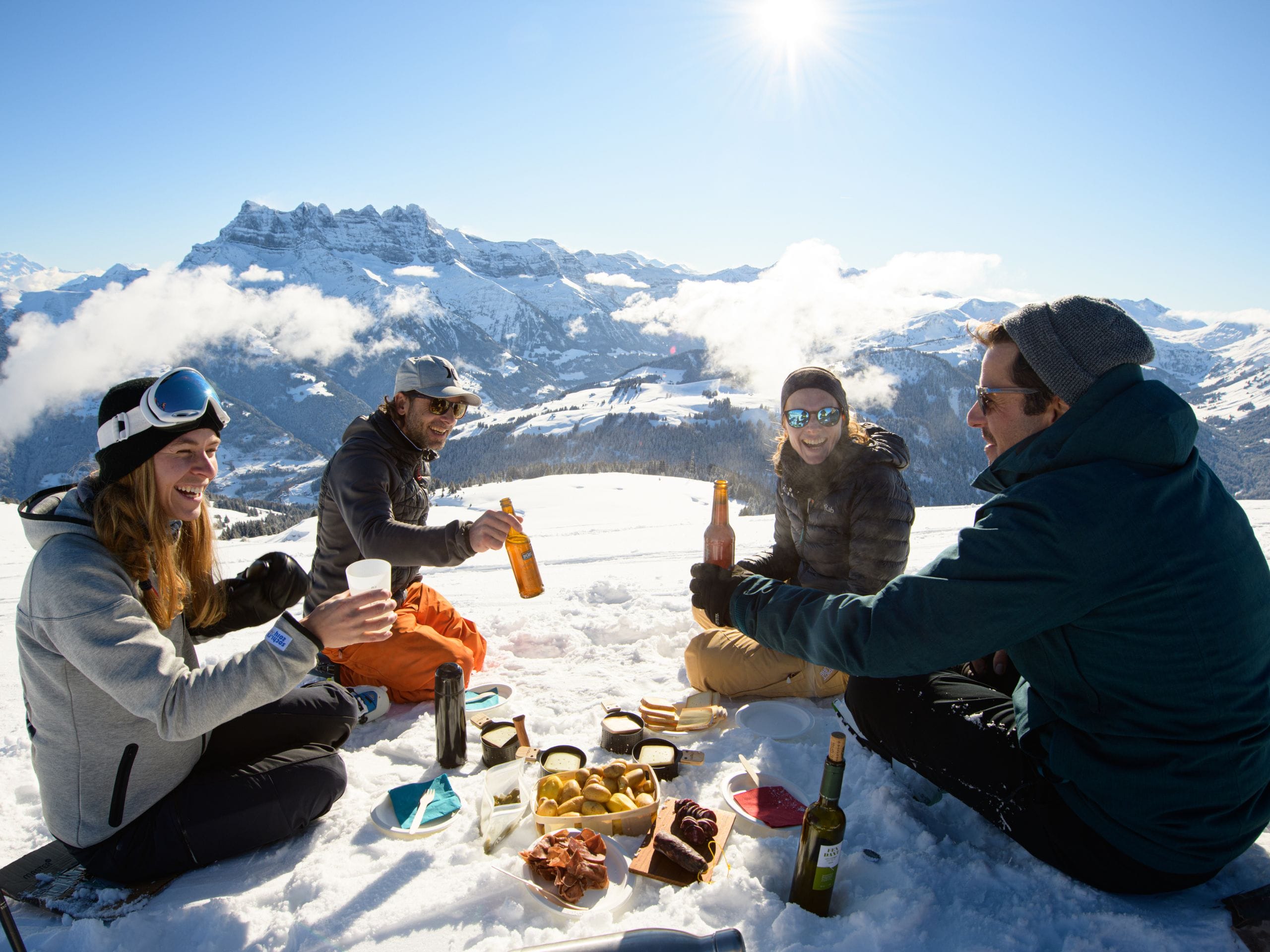 Raclette en pleine nature en région Dents du Midi, Suisse. 