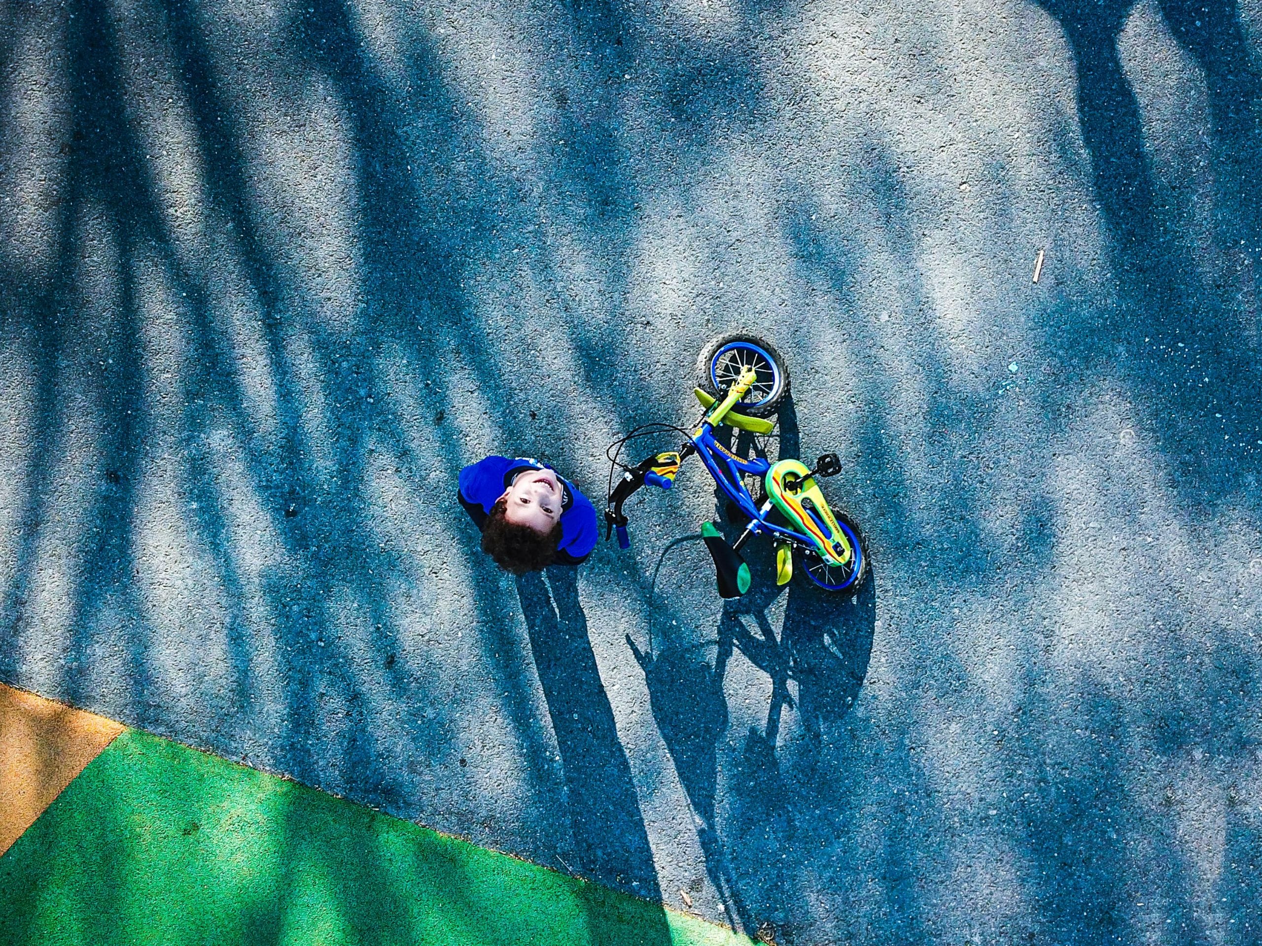 Enfant avec son vélo.