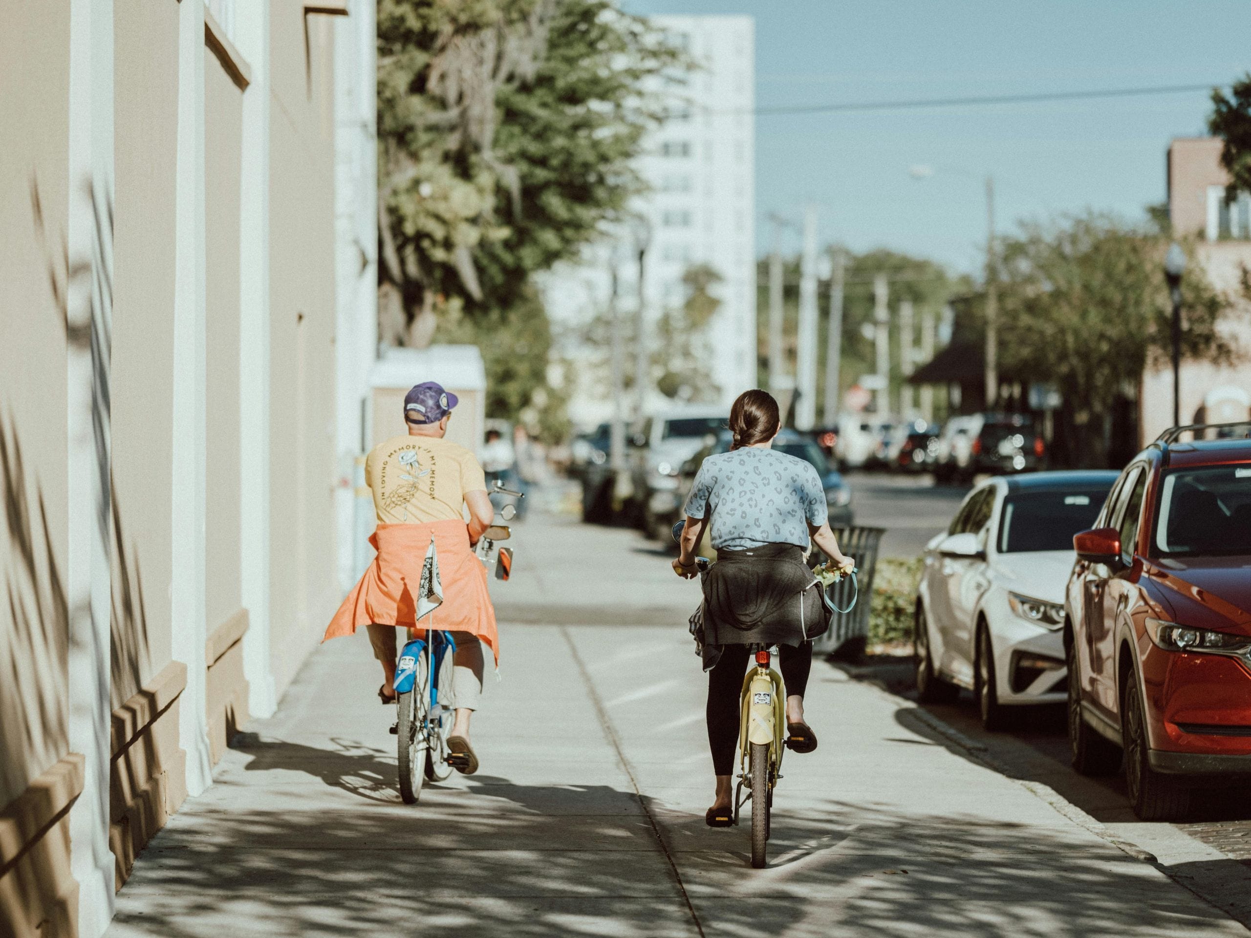 Deux cyclistes de dos en ville. 