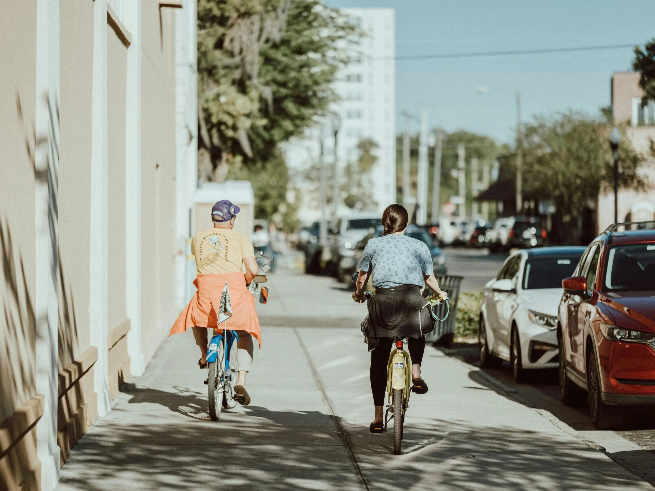 Deux cyclistes de dos en ville.