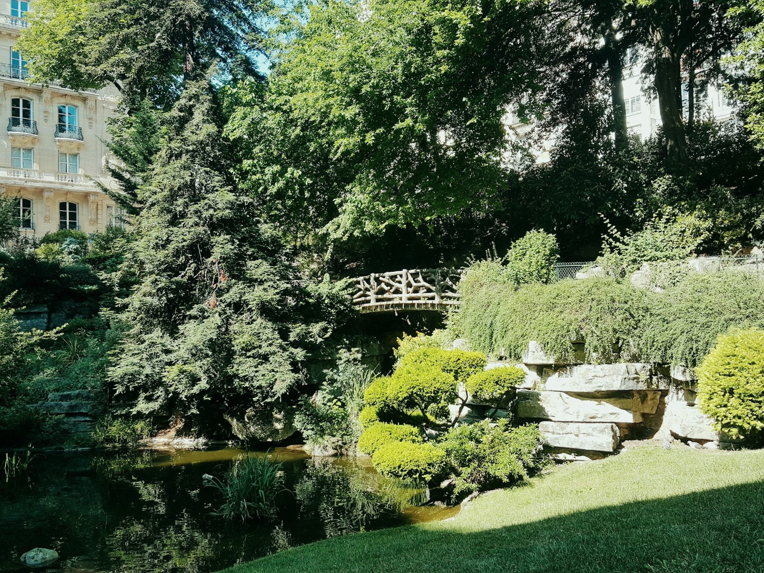 Un jardin parisien sous le soleil. 