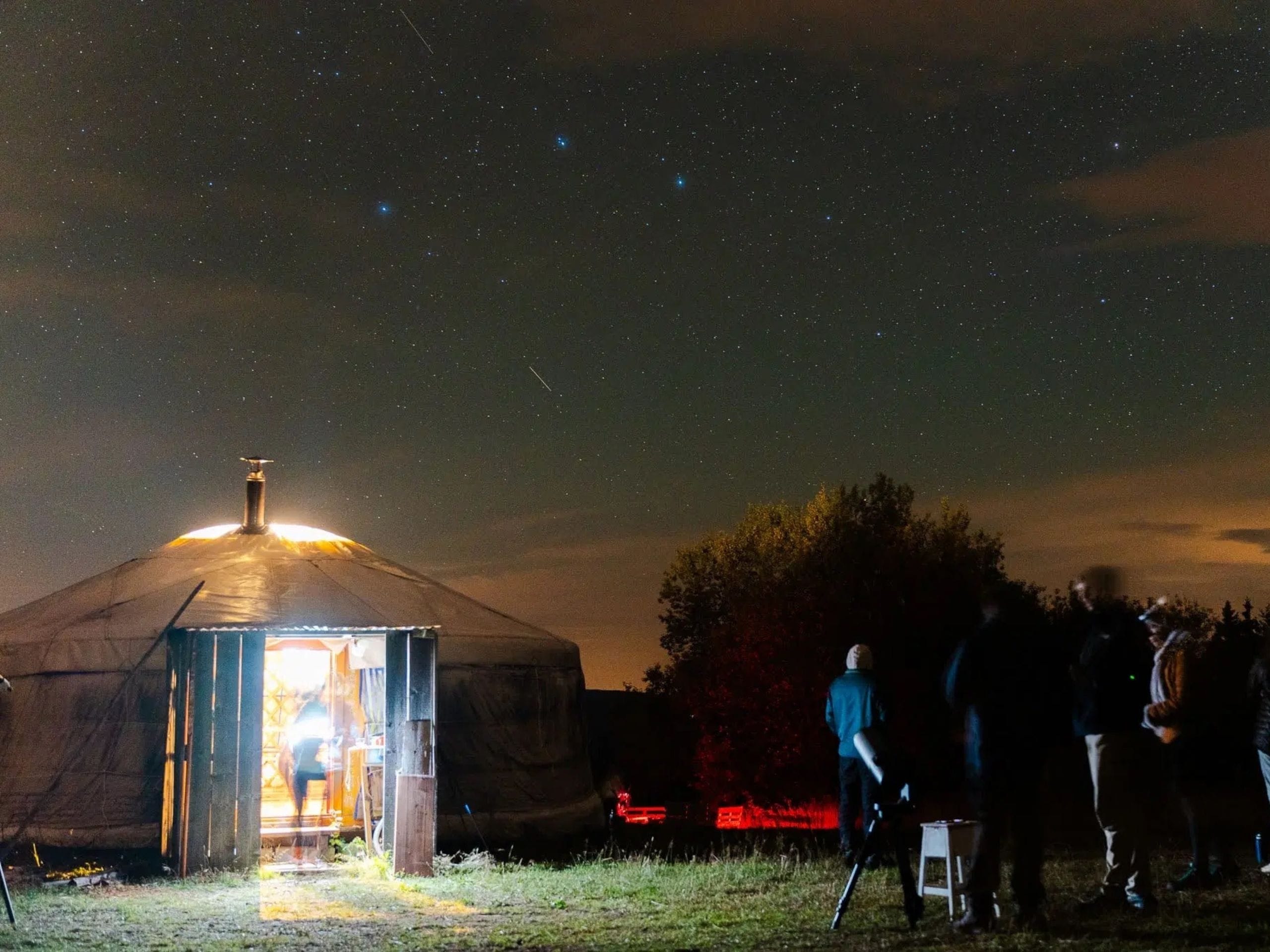 Tipi sous un ciel étoilé dans le Jura. 