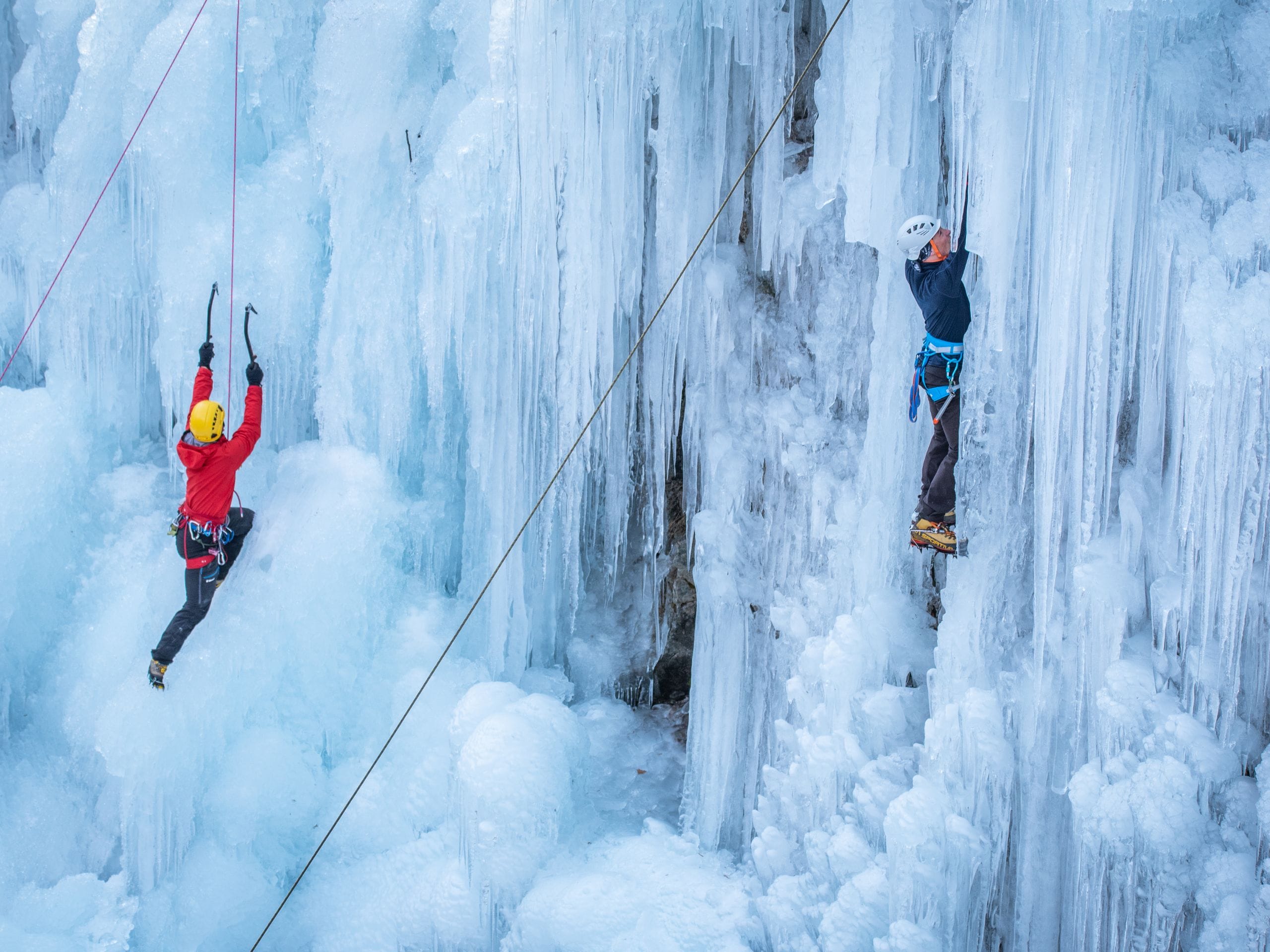 Cascades de glace avec deux alpinistes. 