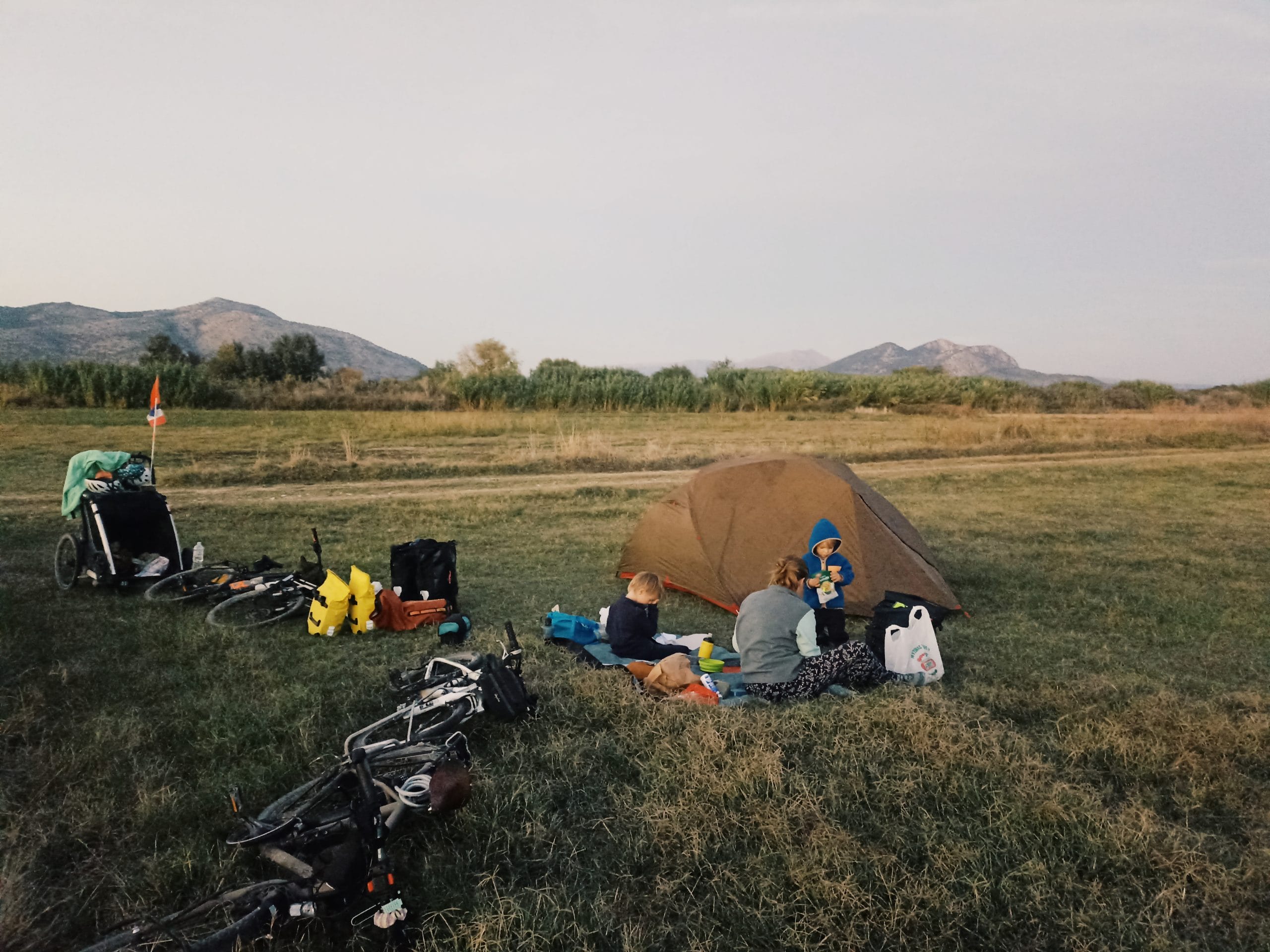 Bivouac en famille après la journée de vélo