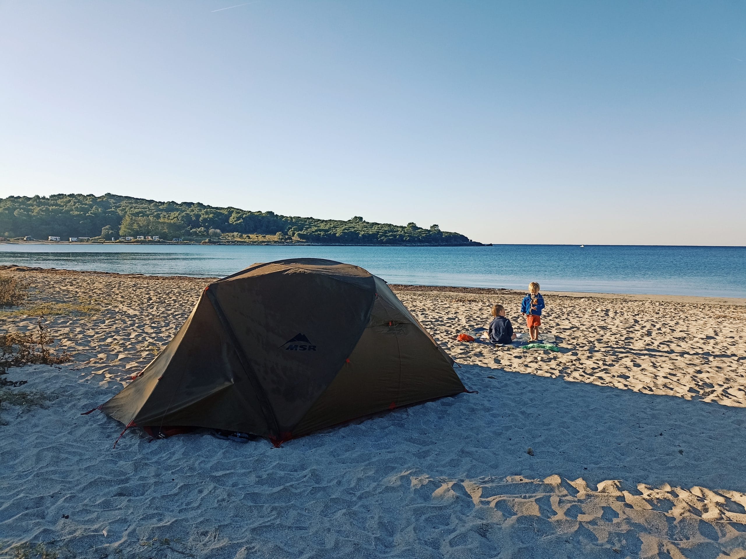 bivouac en famille sur la plage en Grèce