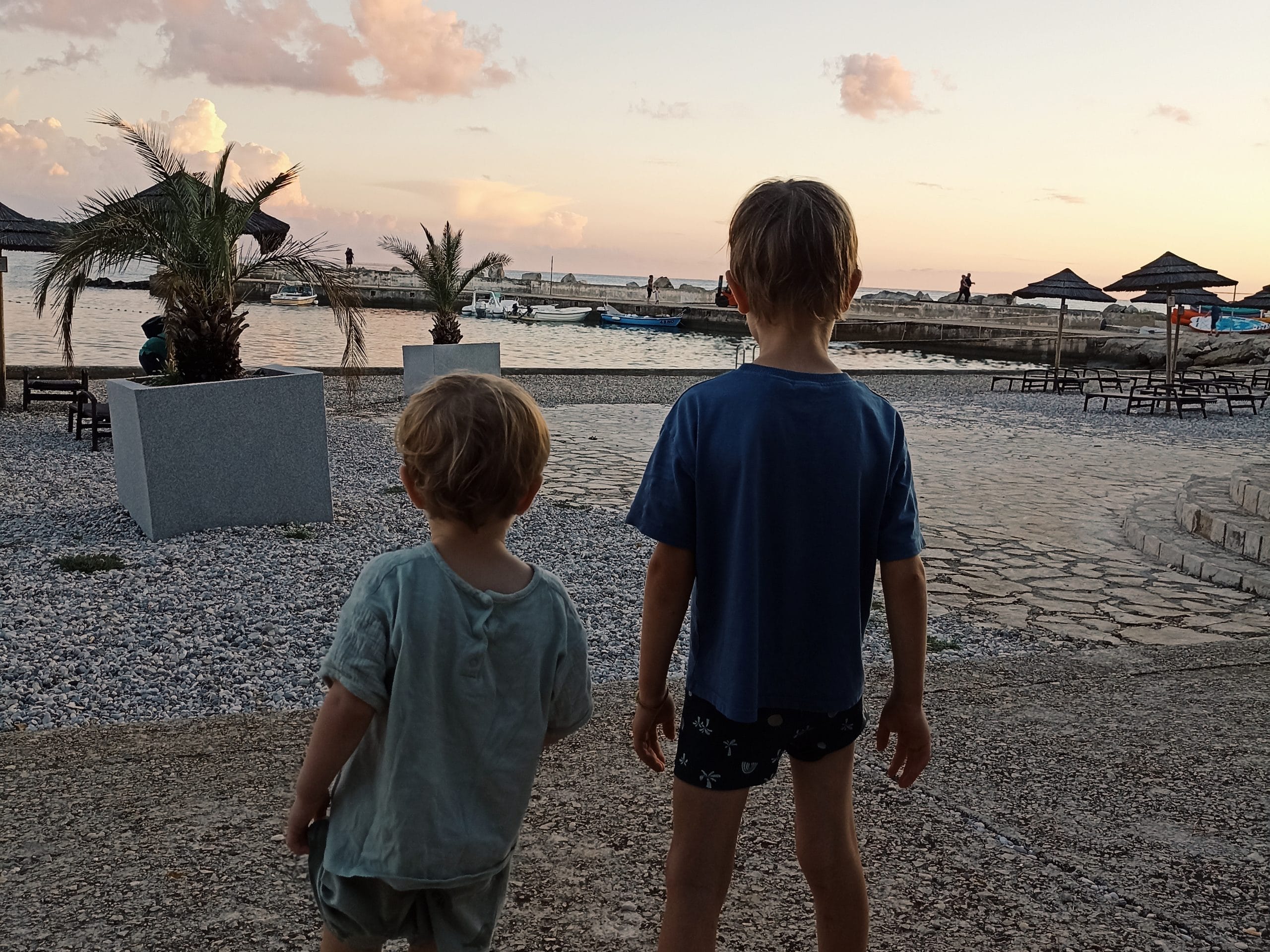 Les kids devant le coucher de soleil