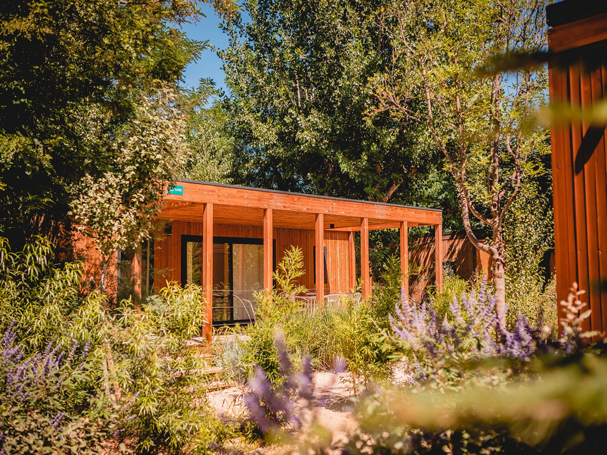 Jolie cabane en bois dans un camping en Ardèche. 