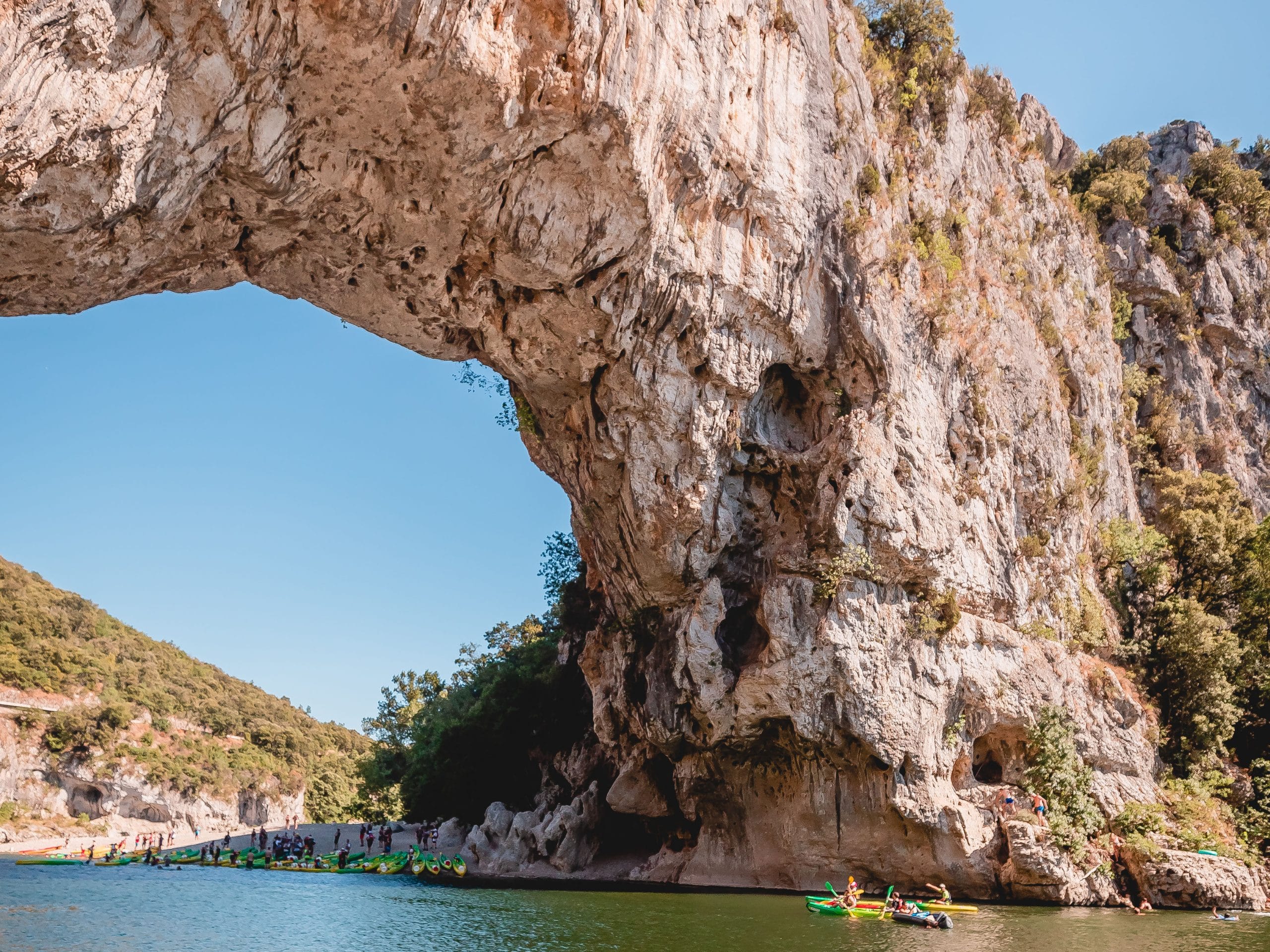 Les Gorges d'Ardèch avec des kayakistes qui profitent du paysage. 