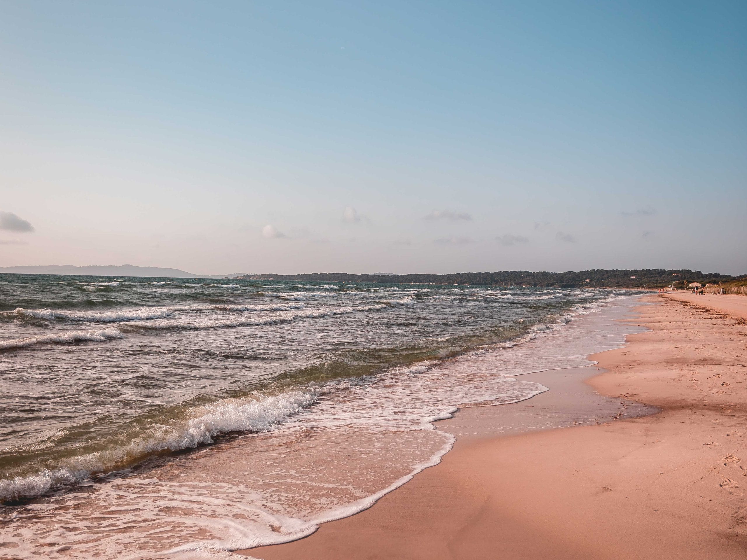 Plage sauvage de la Presqu'île de Giens. 