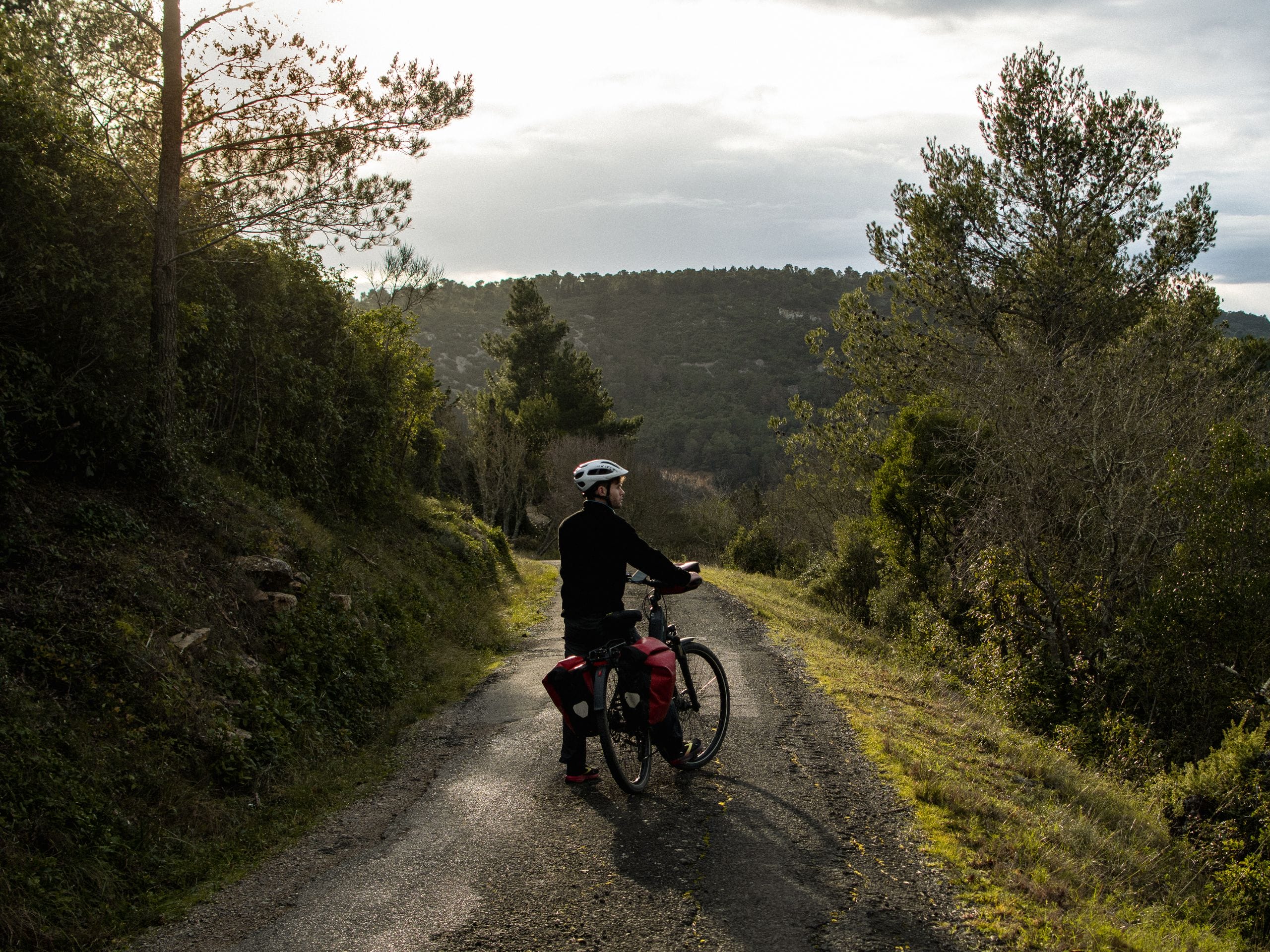 Un cycliste sur une route de campagne dans l'Aude. 