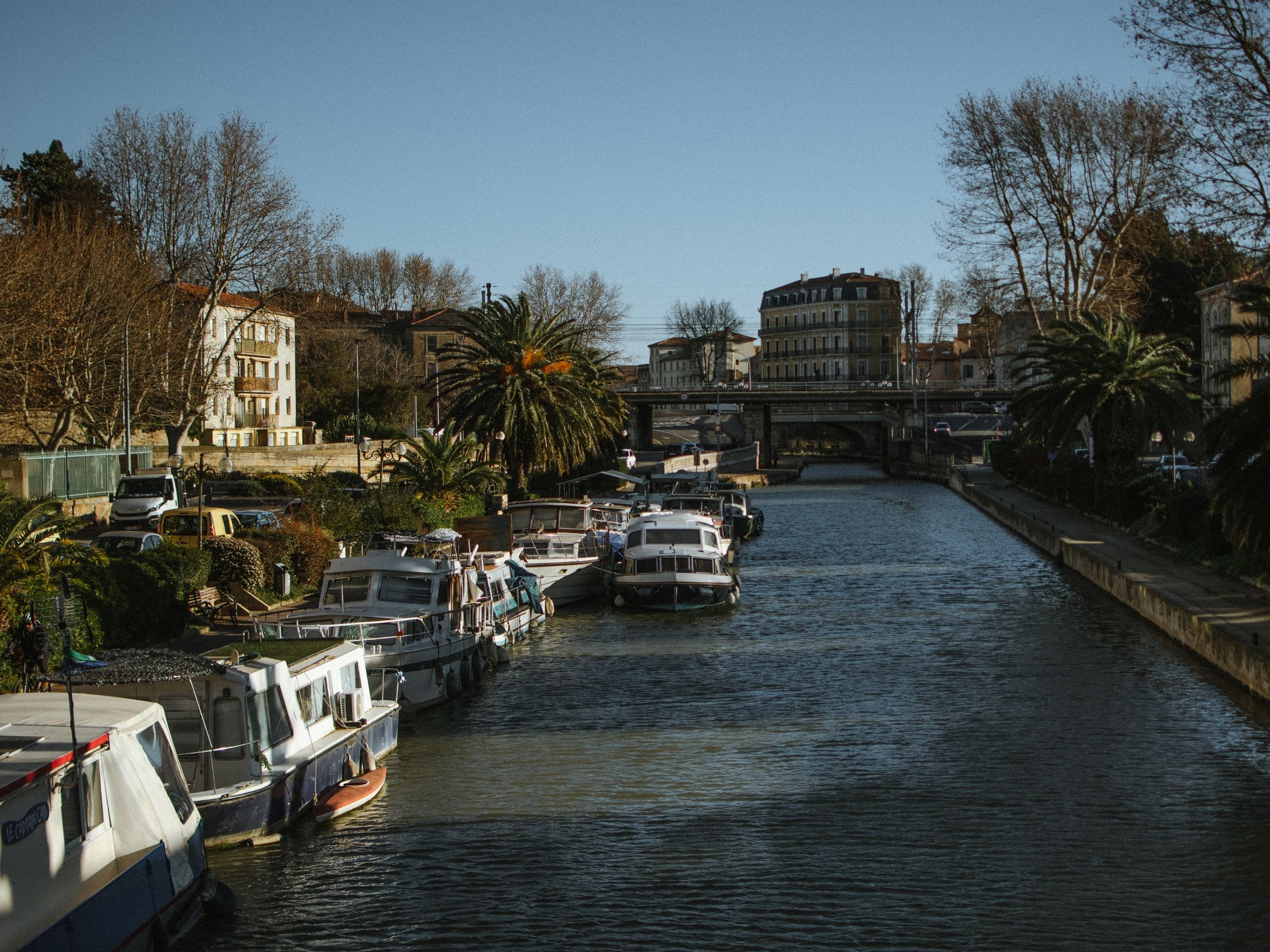 Des bateaux accostés sur l'Aude. 