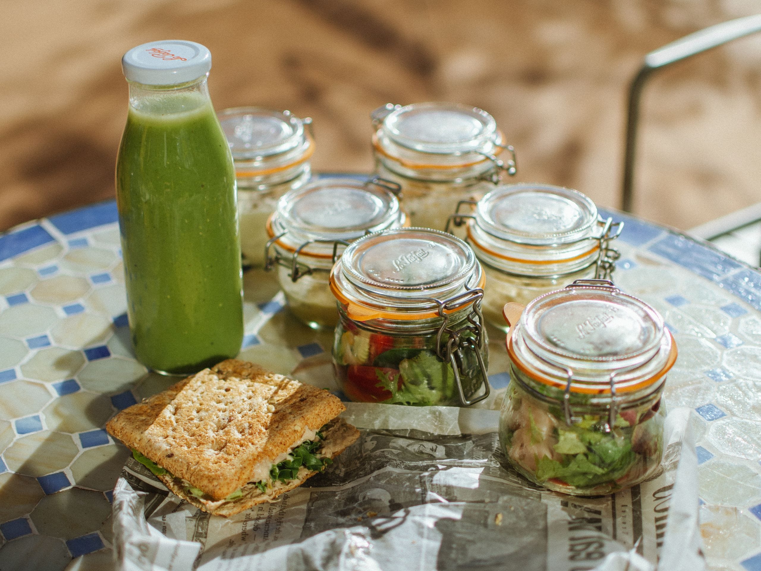 Pique-nique savoureux, légumes en bocal et petit sandwich qui donne l'eau à la bouche. 