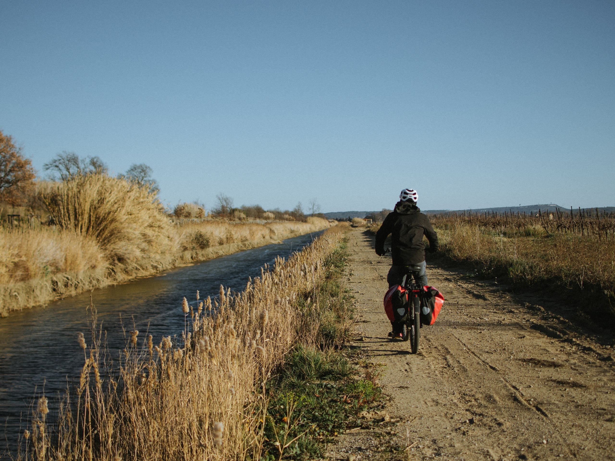 Un cycliste au bord du canal de l'Aude. 