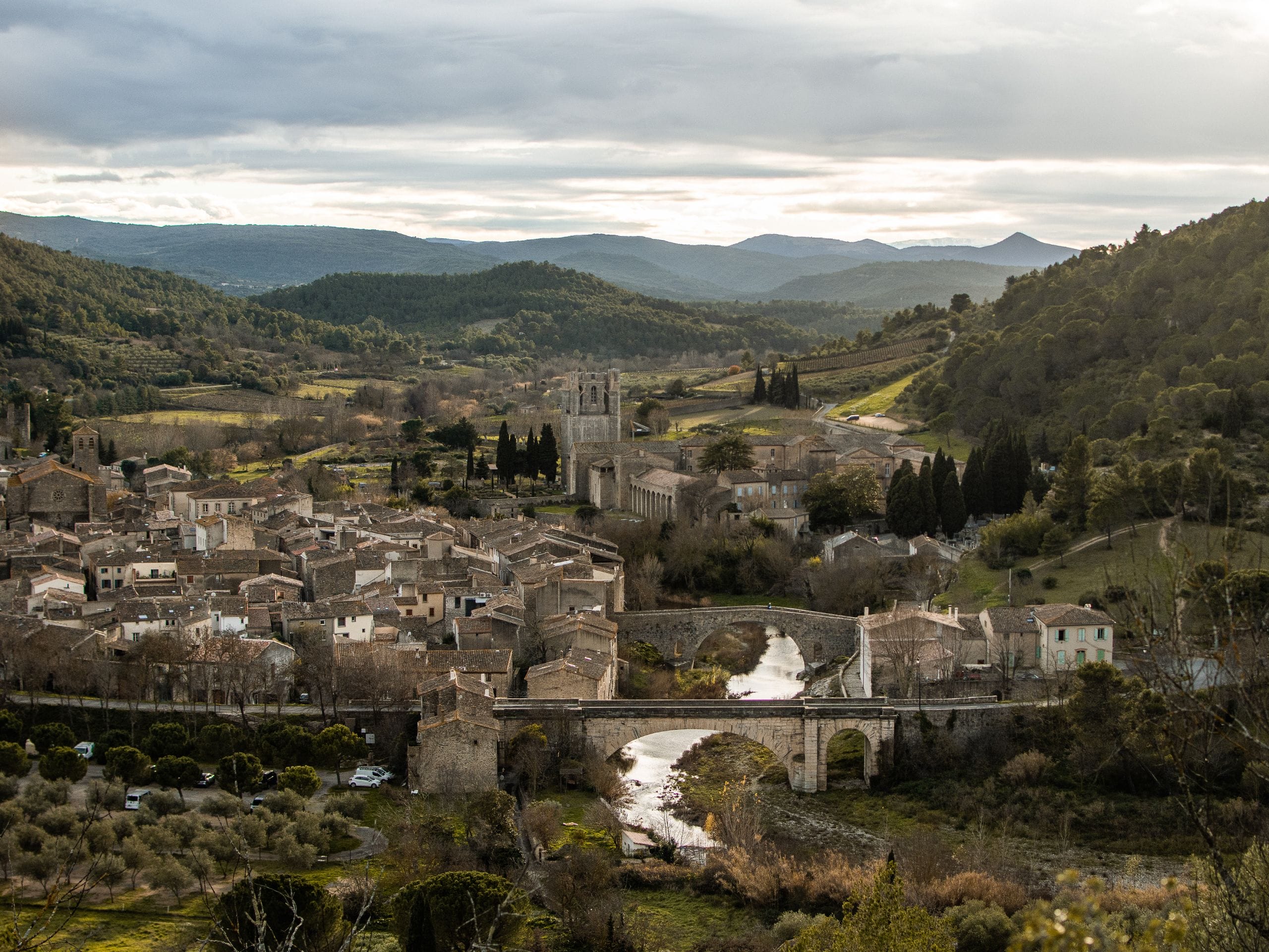 Vue panoramique sur la ville de Lagrasse. 