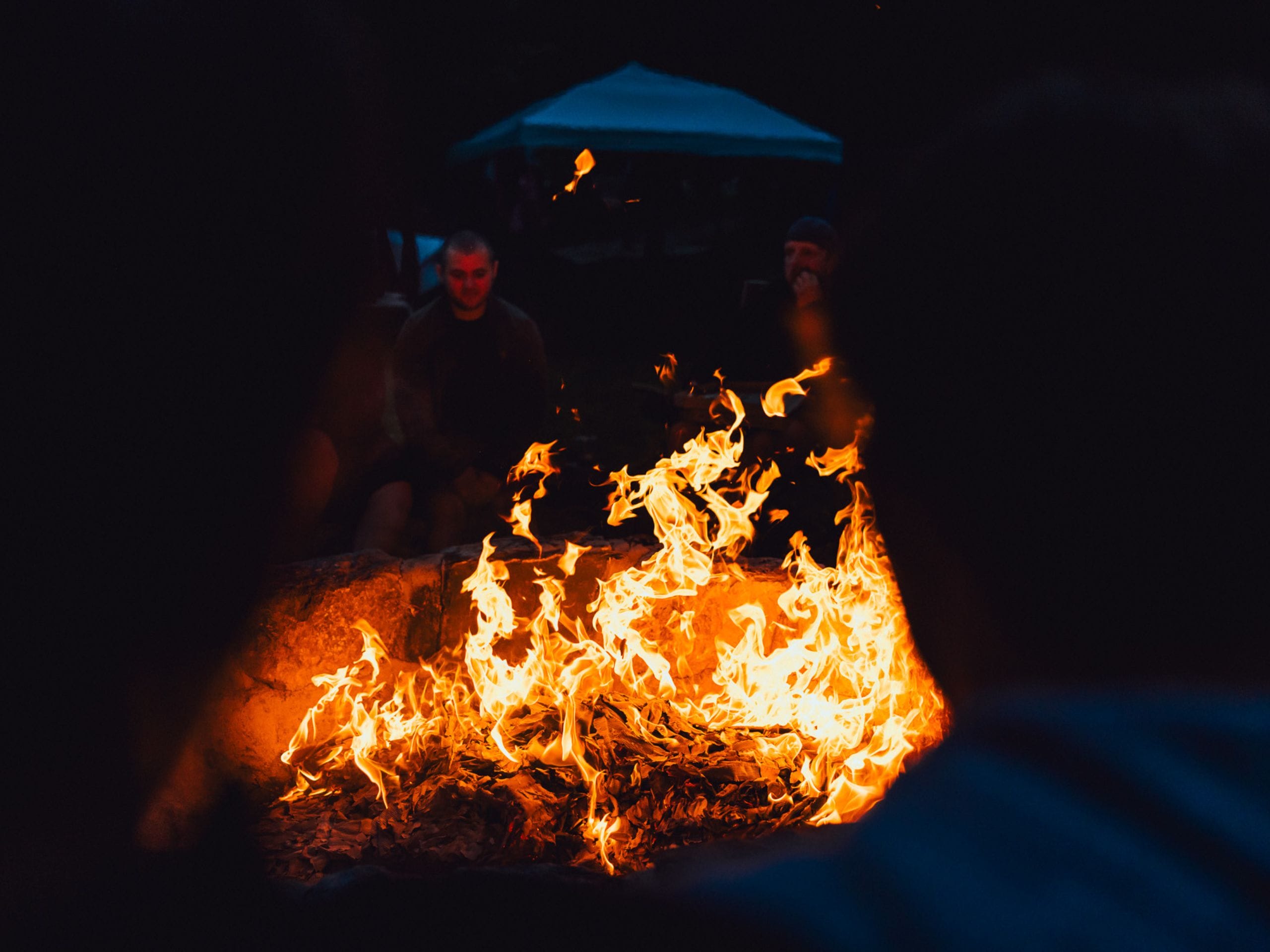 Feu de camp au bord du lac de Bohinj en Slovénie. 