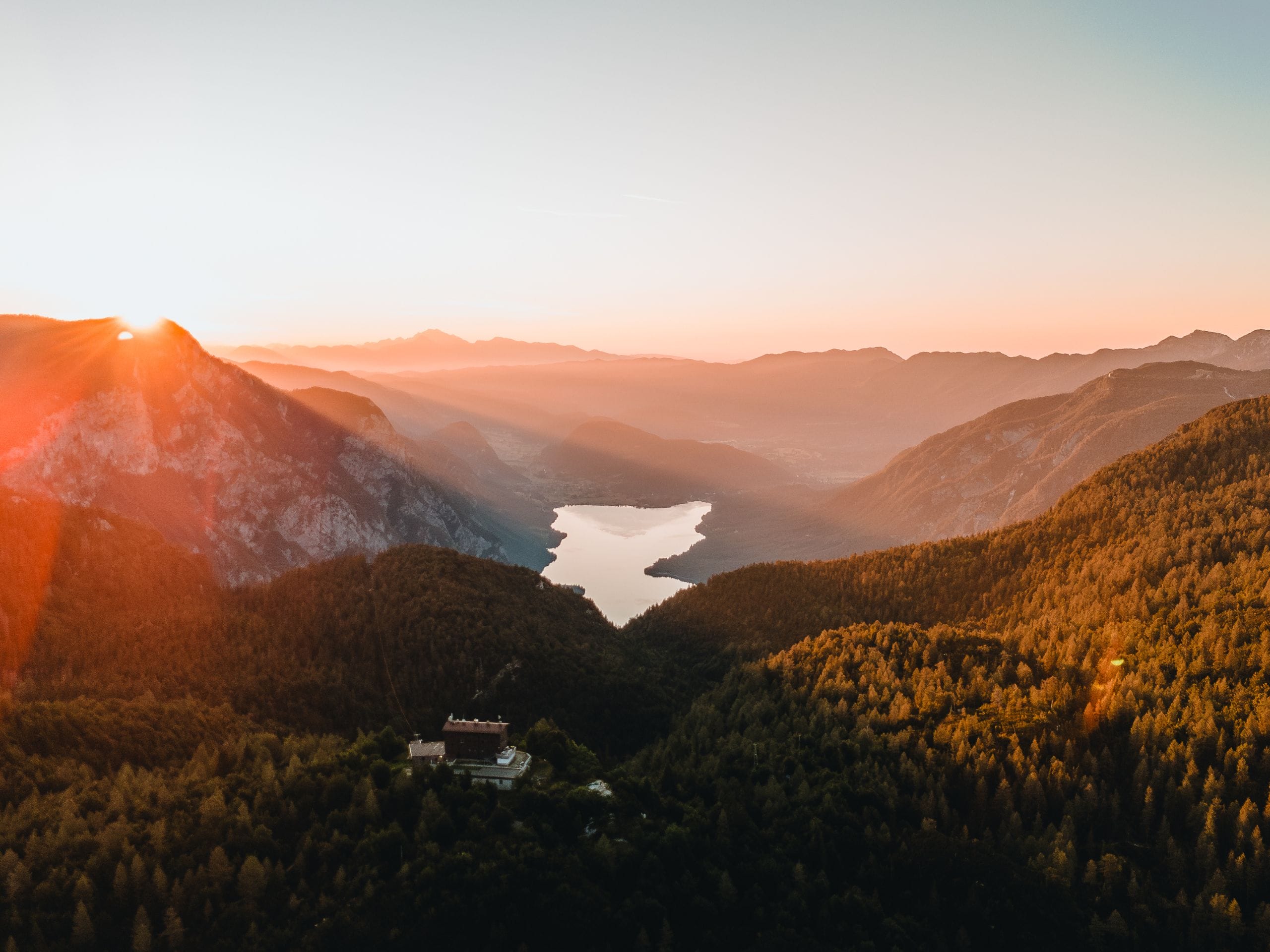 Vue incroyable au coucher de soleil depuis le refuge de Dom Na Komni en Slovénie. 