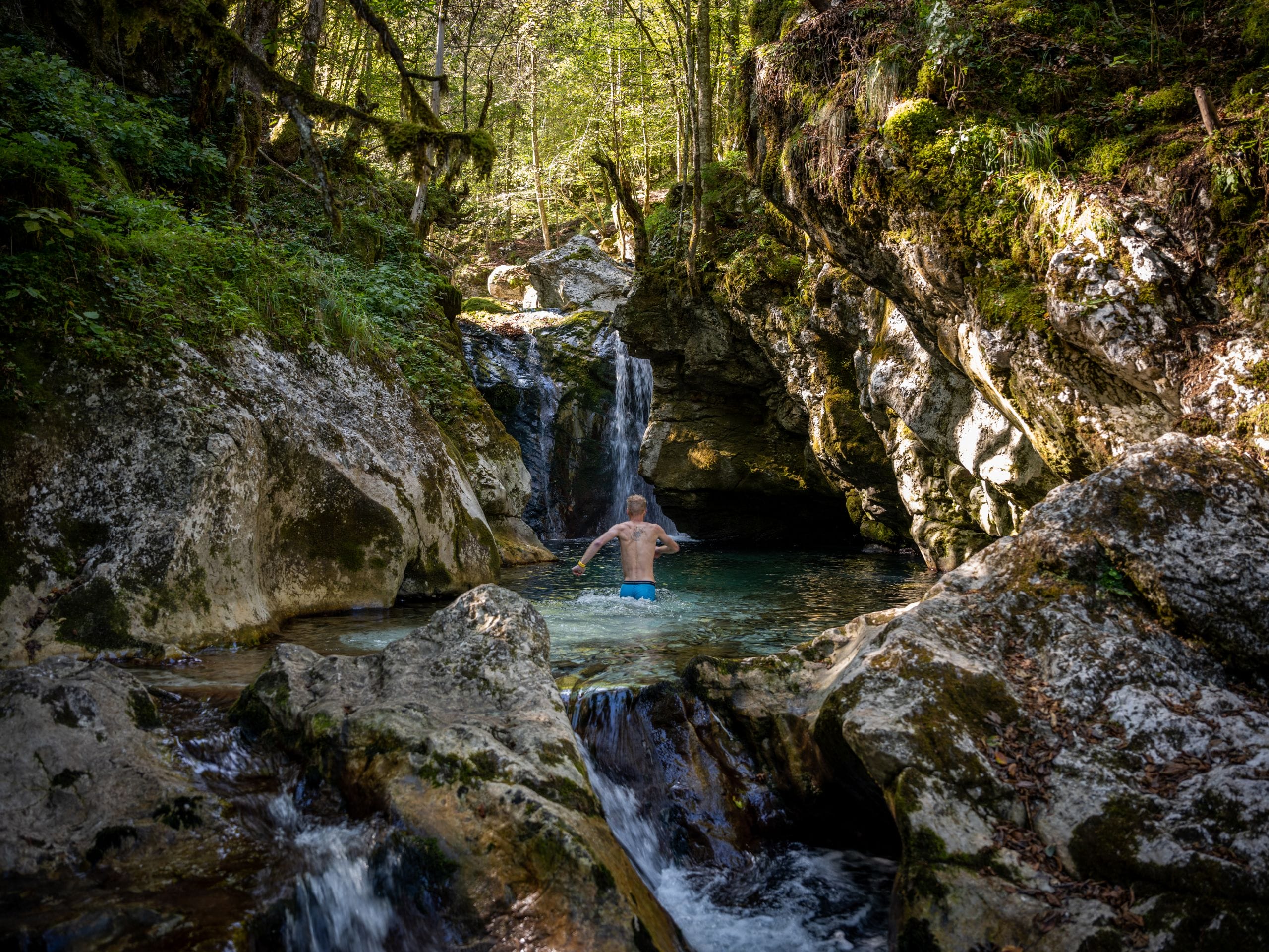 Un homme qui se baigne dans les chutes d’eau de Šunikov Vodni Gaj en Slovénie. 