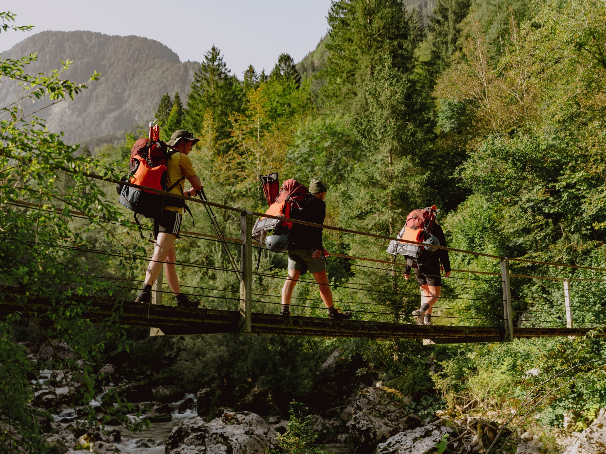 3 personnes qui randonnent au bord de la rivière Soča en Slovénie. 