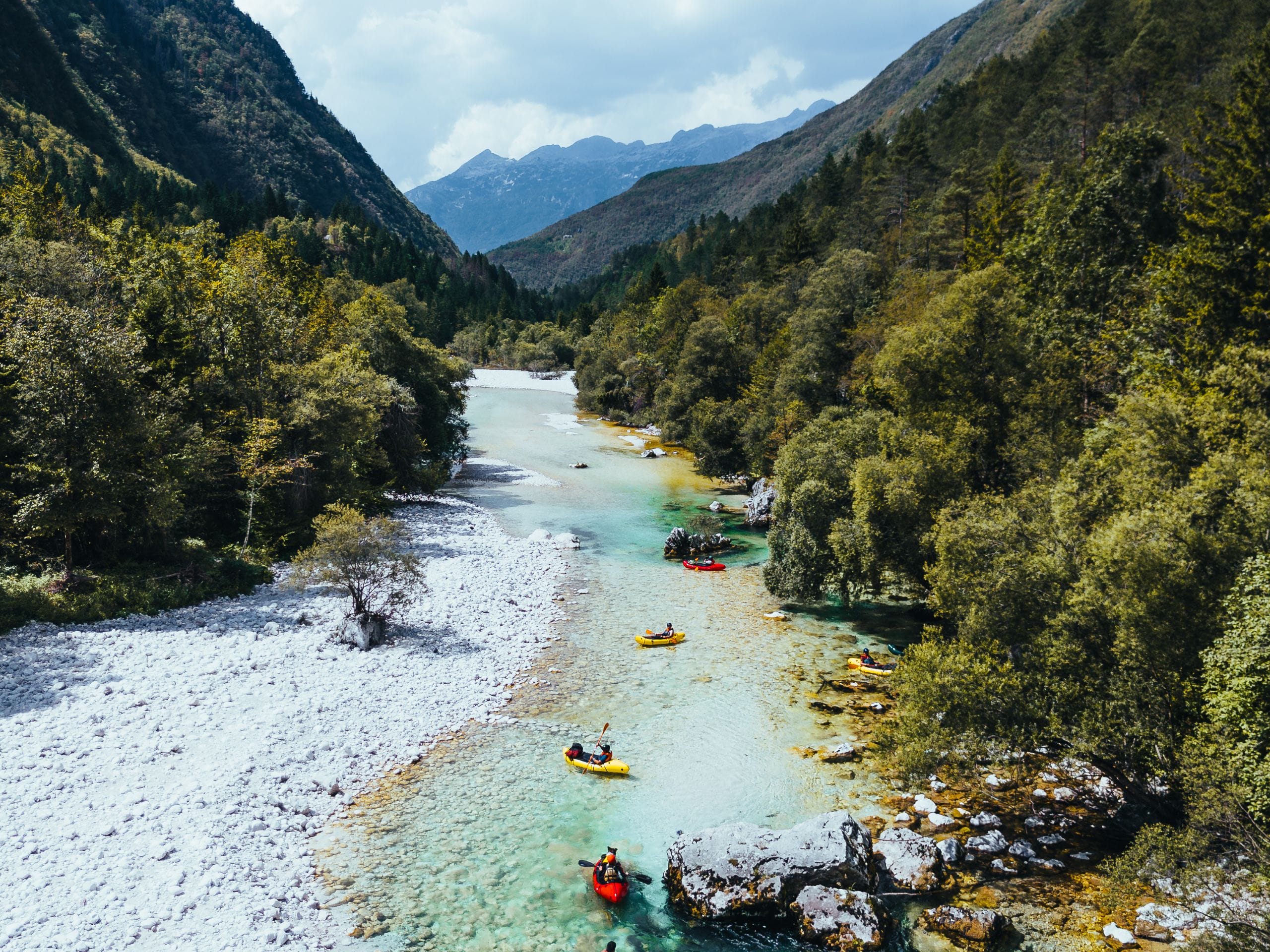 Descente de la rivière Soča en packraft, en Slovénie. 