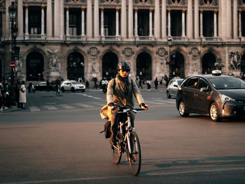 Cycliste qui va vélotaffer en ville.